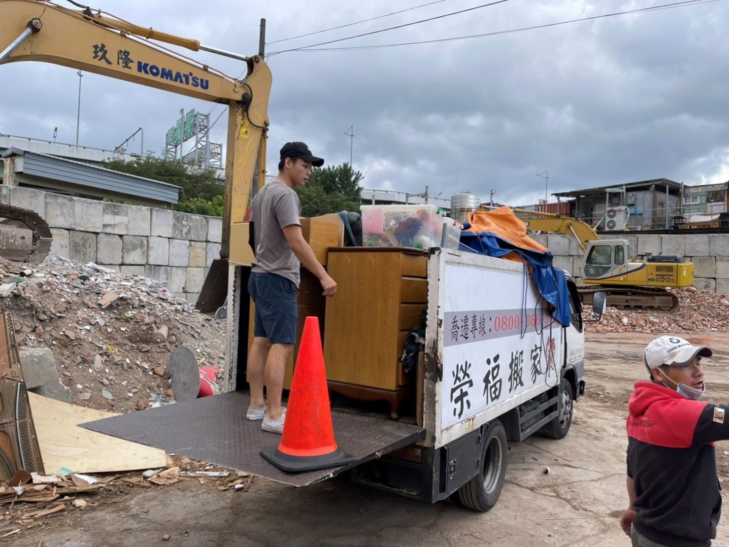 搬家公司推薦、新北搬家推薦【榮福搬家公司】南港搬家、桃園搬家公司推薦、家庭搬家、搬公司行號、台北搬家、搬鋼琴、搬工、廢棄物清運、搬家具,針對顧客都秉持以用心實在專業搬家技巧,搬家實在用心值得您的信賴與選擇。歡迎來電咨詢02-2651-2727,榮福搬家有專員立即為您服務。 搬家公司推薦、新北搬家推薦【榮福搬家公司】南港搬家、桃園搬家公司推薦、家庭搬家、搬公司行號、台北搬家、搬鋼琴、搬工、廢棄物清運、搬家具,針對顧客都秉持以用心實在專業搬家技巧,搬家實在用心值得您的信賴與選擇。歡迎來電咨詢02-2651-2727,榮福搬家有專員立即為您服務。