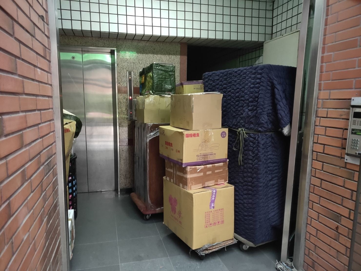 搬家公司推薦、新北搬家推薦【榮福搬家公司】南港搬家、桃園搬家公司推薦、家庭搬家、搬公司行號、台北搬家、搬鋼琴、搬工、搬家具、搬冰箱、搬床墊、搬衣櫃,針對顧客都秉持以用心實在專業搬家技巧,搬家實在用心值得您的信賴與選擇。歡迎來電咨詢02-2651-2727,榮福搬家有專員立即為您服務。 搬家公司推薦、新北搬家推薦【榮福搬家公司】南港搬家、桃園搬家公司推薦、家庭搬家、搬公司行號、台北搬家、搬鋼琴、搬工、搬家具、搬冰箱、搬床墊、搬衣櫃,針對顧客都秉持以用心實在專業搬家技巧,搬家實在用心值得您的信賴與選擇。歡迎來電咨詢02-2651-2727,榮福搬家有專員立即為您服務。