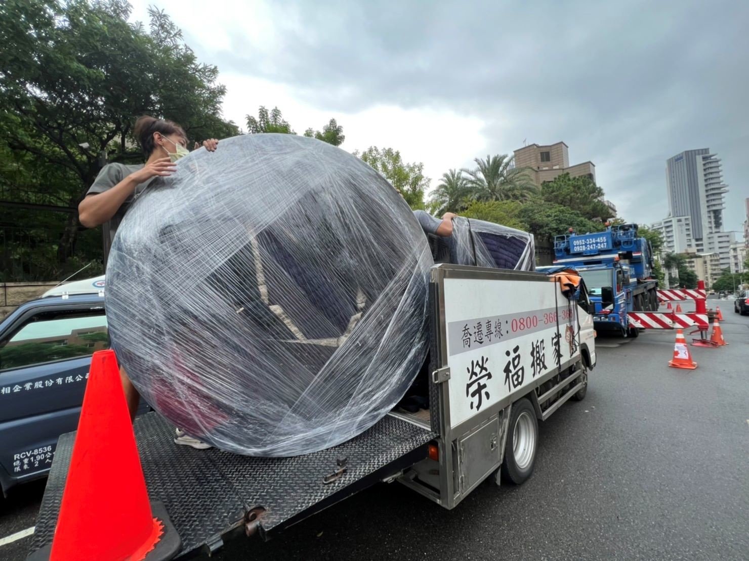 台北搬家吊掛搬運∣南港搬家吊掛搬運∣新北搬家吊掛搬運∣雙北搬家吊掛搬運∣汐止搬家吊掛搬運∣五股搬家吊掛搬運∣中永和搬家吊掛搬運∣板橋搬家吊掛搬運∣桃園搬家吊掛搬運推薦【榮福搬家】屬專業搬家細膩運唯一首選,累積20年各式各樣特殊重物的搬運經驗,專業敏捷快速完成您的各項搬運任務。榮福搬家具備精緻包裝搬運「細膩包裝、專業搬運、用心服務、以客為尊」是榮福搬家公司的宗旨與精神。歡迎立即來電02-2651-2727專人服務。 台北搬家吊掛搬運∣南港搬家吊掛搬運∣新北搬家吊掛搬運∣雙北搬家吊掛搬運∣汐止搬家吊掛搬運∣五股搬家吊掛搬運∣中永和搬家吊掛搬運∣板橋搬家吊掛搬運∣桃園搬家吊掛搬運推薦【榮福搬家】屬專業搬家細膩運唯一首選,累積20年各式各樣特殊重物的搬運經驗,專業敏捷快速完成您的各項搬運任務。榮福搬家具備精緻包裝搬運「細膩包裝、專業搬運、用心服務、以客為尊」是榮福搬家公司的宗旨與精神。歡迎立即來電02-2651-2727專人服務。
