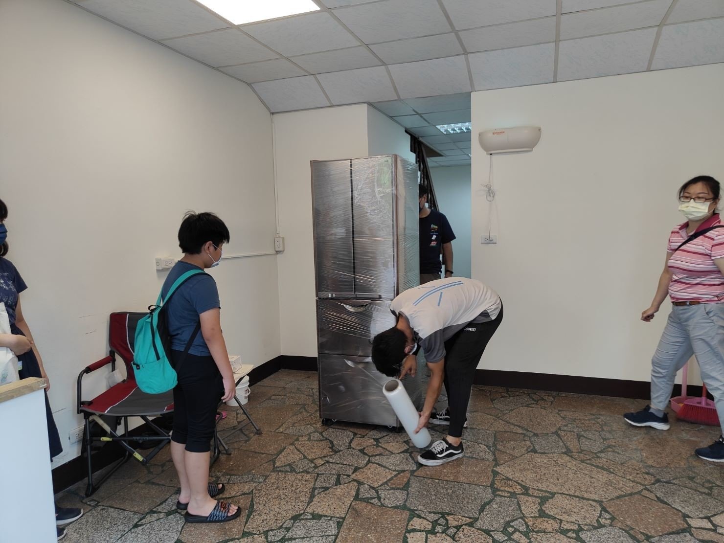 搬家公司推薦、新北搬家推薦【榮福搬家公司】南港搬家、桃園搬家公司推薦、台北搬家公司推薦、搬家具、冰箱搬運、基隆搬家、搬公司行號、搬工服務、人力搬運、搬運,大型烤箱,大型冰箱,臥式冰箱,食品冷藏展示櫃針對顧客都秉持以用心實在專業搬家技巧,搬家實在用心值得您的信賴與選擇。歡迎來電咨詢02-2651-2727,榮福搬家有專員立即為您服務。 搬家公司推薦、新北搬家推薦【榮福搬家公司】南港搬家、桃園搬家公司推薦、台北搬家公司推薦、搬家具、冰箱搬運、基隆搬家、搬公司行號、搬工服務、人力搬運、搬運,大型烤箱,大型冰箱,臥式冰箱,食品冷藏展示櫃針對顧客都秉持以用心實在專業搬家技巧,搬家實在用心值得您的信賴與選擇。歡迎來電咨詢02-2651-2727,榮福搬家有專員立即為您服務。