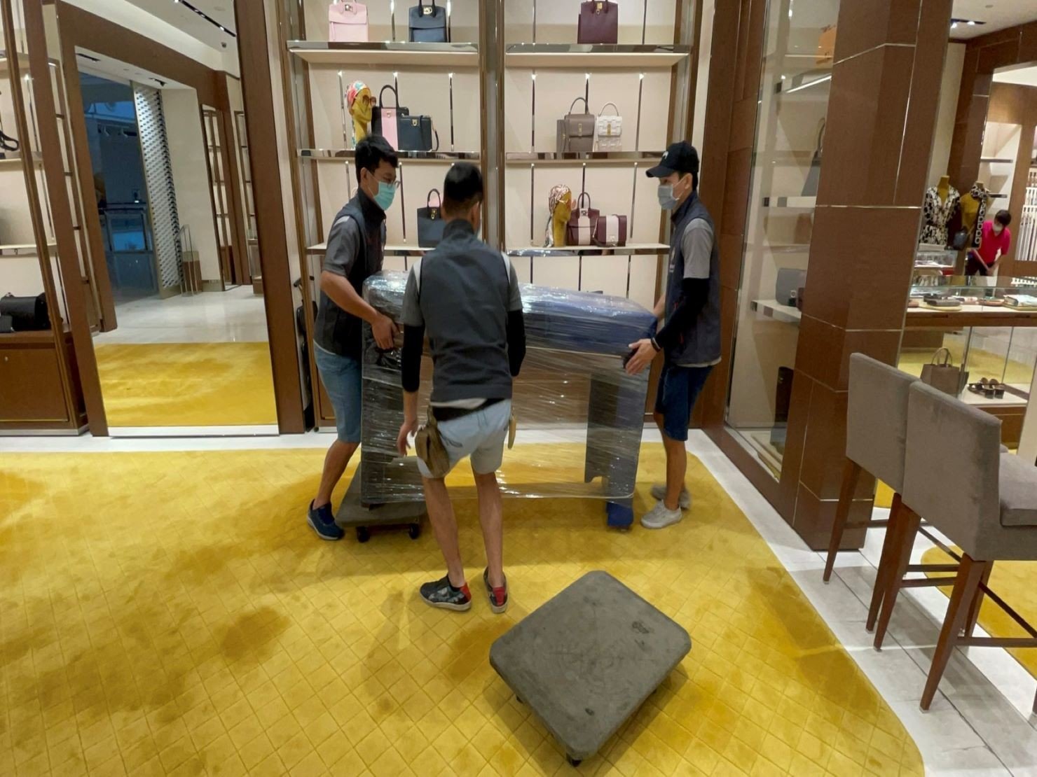 搬家公司推薦、台北搬家推薦【榮福搬家公司】南港搬家、桃園搬家公司推薦、新北搬家公司推薦、企業搬運服務、搬公司行號、廠房遷移、公司行號搬遷、政府機關搬遷、百貨專櫃遷移、學校單位搬遷、精緻包裝、家庭搬家、搬鋼琴、搬工,針對顧客都秉持以用心實在專業搬家技巧,搬家實在用心值得您的信賴與選擇。歡迎來電咨詢02-2651-2727,榮福搬家有專員立即為您服務。 搬家公司推薦、台北搬家推薦【榮福搬家公司】南港搬家、桃園搬家公司推薦、新北搬家公司推薦、企業搬運服務、搬公司行號、廠房遷移、公司行號搬遷、政府機關搬遷、百貨專櫃遷移、學校單位搬遷、精緻包裝、家庭搬家、搬鋼琴、搬工,針對顧客都秉持以用心實在專業搬家技巧,搬家實在用心值得您的信賴與選擇。歡迎來電咨詢02-2651-2727,榮福搬家有專員立即為您服務。