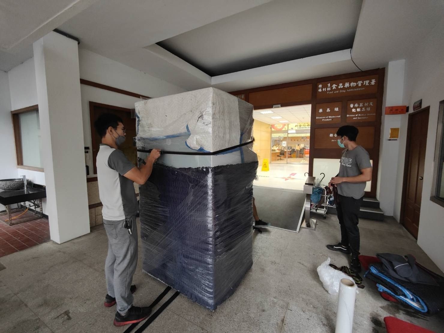 專搬生醫設備、搬精密儀器、實驗室冷凍櫃搬運、生技實驗設備、台北搬實驗設備、南港搬實驗設備、新北搬實驗設備、雙北搬實驗設備、汐止搬實驗設備、中永和搬實驗設備、板橋搬實驗設備、五股搬實驗設備、基隆搬實驗設備、桃園搬實驗設備、搬生醫設備推薦【榮福搬家】擁有各式各樣特殊重物搬運的經驗,用心實在給予最佳搬運服務,特殊重物搬運唯一首選榮福搬家公司。 專搬生醫設備、搬精密儀器、實驗室冷凍櫃搬運、生技實驗設備、台北搬實驗設備、南港搬實驗設備、新北搬實驗設備、雙北搬實驗設備、汐止搬實驗設備、中永和搬實驗設備、板橋搬實驗設備、五股搬實驗設備、基隆搬實驗設備、桃園搬實驗設備、搬生醫設備推薦【榮福搬家】擁有各式各樣特殊重物搬運的經驗,用心實在給予最佳搬運服務,特殊重物搬運唯一首選榮福搬家公司。