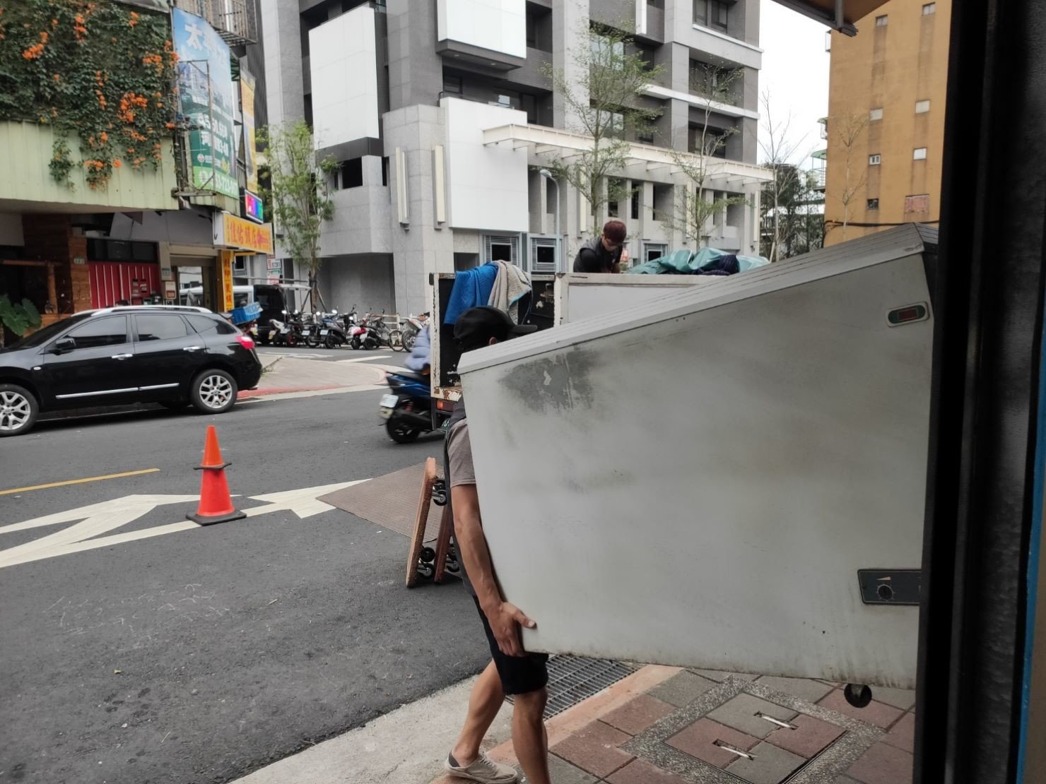 店面搬遷、重物搬運、搬生財器具、大型廚房設備搬運【榮福搬家公司】搬製冰機、搬臥式冰櫃、廠房遷移、中央廚房搬遷、搬洗衣機、搬披薩窯、精搬金庫、搬保險櫃、精搬魚缸、精搬鋼琴、廚具設備搬運、搬工計時、人力搬運、搬運、床墊搬運、搬營業用冰箱、冰箱搬運、搬家首選、吊掛搬運、搬公司行號、特殊重物搬運、專搬重物、新北搬家推薦、搬家公司、基隆搬家、南港搬家、桃園搬家公司、台北搬家公司推薦:大台北搬家,精緻包裝搬運「細膩包裝、專業搬運、用心服務、以客為尊」是榮福搬家公司的宗旨與精神。歡迎立即來電02-2651-2727專人服務。 店面搬遷、重物搬運、搬生財器具、大型廚房設備搬運【榮福搬家公司】搬製冰機、搬臥式冰櫃、廠房遷移、中央廚房搬遷、搬洗衣機、搬披薩窯、精搬金庫、搬保險櫃、精搬魚缸、精搬鋼琴、廚具設備搬運、搬工計時、人力搬運、搬運、床墊搬運、搬營業用冰箱、冰箱搬運、搬家首選、吊掛搬運、搬公司行號、特殊重物搬運、專搬重物、新北搬家推薦、搬家公司、基隆搬家、南港搬家、桃園搬家公司、台北搬家公司推薦:大台北搬家,精緻包裝搬運「細膩包裝、專業搬運、用心服務、以客為尊」是榮福搬家公司的宗旨與精神。歡迎立即來電02-2651-2727專人服務。
