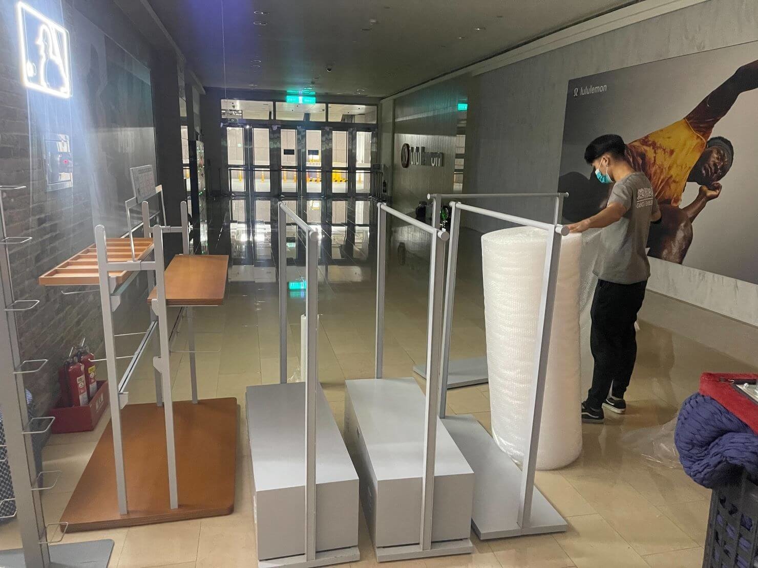 【榮福搬家】百貨倉儲暫放精緻包裝、百貨撤櫃、展示架搬運、中島雙排架搬運、服裝店展示架搬運、落地是掛衣架搬運,服飾店模特兒搬運、品牌大型公仔搬運、海外公仔搬運、公仔精緻包裝、模型精緻包裝,台北搬家公司推薦:大台北搬家,精緻包裝搬運「細膩包裝、專業搬運、用心服務、以客為尊」是榮福搬家公司的宗旨與精神。歡迎立即來電02-2651-2727專人服務。 【榮福搬家】百貨倉儲暫放精緻包裝、百貨撤櫃、展示架搬運、中島雙排架搬運、服裝店展示架搬運、落地是掛衣架搬運,服飾店模特兒搬運、品牌大型公仔搬運、海外公仔搬運、公仔精緻包裝、模型精緻包裝,台北搬家公司推薦:大台北搬家,精緻包裝搬運「細膩包裝、專業搬運、用心服務、以客為尊」是榮福搬家公司的宗旨與精神。歡迎立即來電02-2651-2727專人服務。