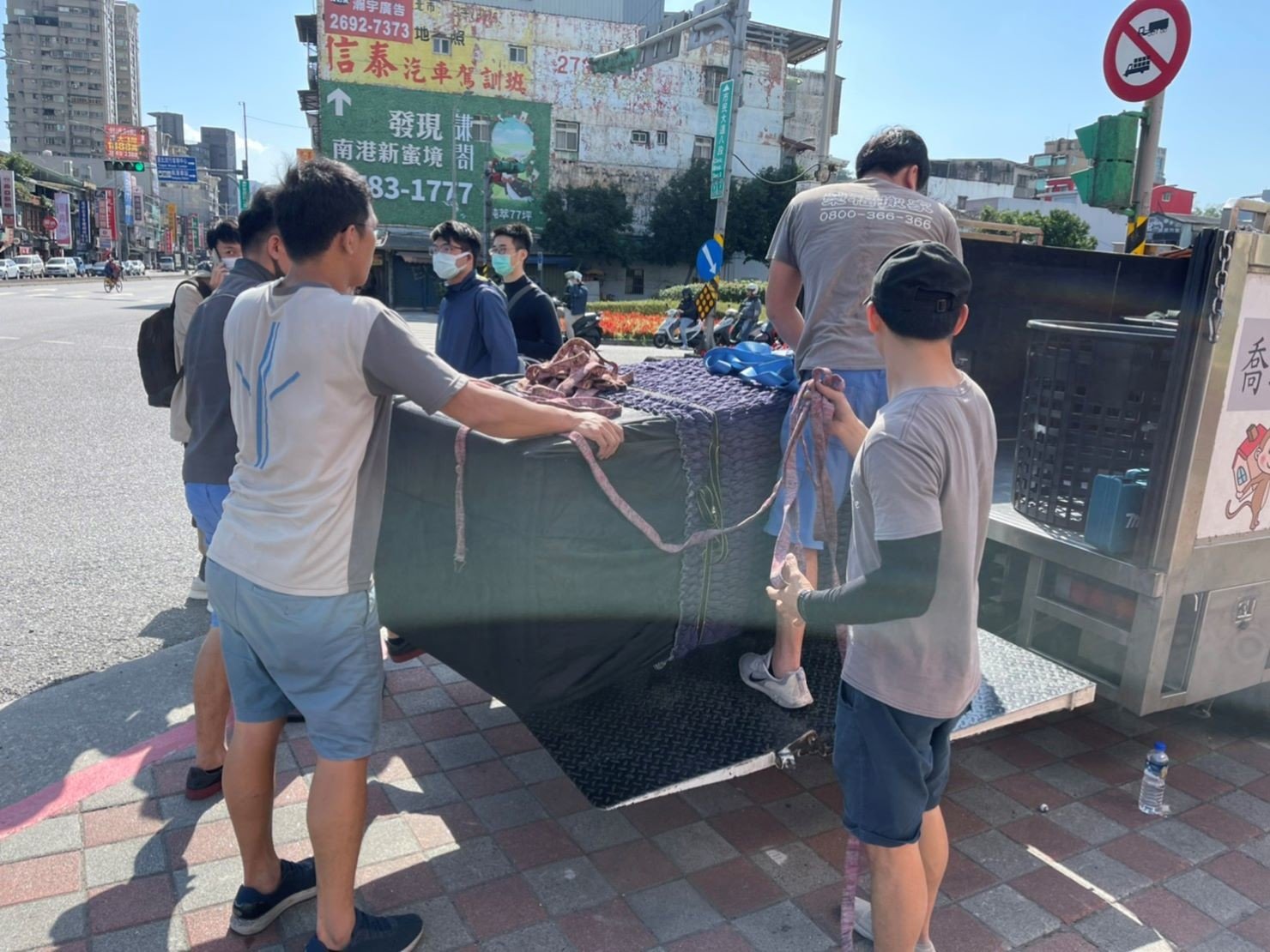 搬家公司推薦、新北搬家推薦【榮福搬家公司】南港搬家、桃園搬家公司推薦、台北搬家公司推薦、大型家具搬運、冰箱搬運、基隆搬家、搬家電、床墊搬運、神明桌搬運、搬公司行號、家庭搬家、搬鋼琴、搬工、搬運、搬家紙箱、跨縣市搬家、搬家車、搬家估價、搬家首選、搬家達人,針對顧客都秉持以用心實在專業搬家技巧,搬家實在用心值得您的信賴與選擇。優質搬家,包裝搬運「細膩包裝、專業搬運、用心服務、以客為尊」是榮福搬家公司的宗旨與精神。歡迎立即來電02-2651-2727專人服務。系統式家具拆裝找專業的榮福搬家就對了。 搬家公司推薦、新北搬家推薦【榮福搬家公司】南港搬家、桃園搬家公司推薦、台北搬家公司推薦、大型家具搬運、冰箱搬運、基隆搬家、搬家電、床墊搬運、神明桌搬運、搬公司行號、家庭搬家、搬鋼琴、搬工、搬運、搬家紙箱、跨縣市搬家、搬家車、搬家估價、搬家首選、搬家達人,針對顧客都秉持以用心實在專業搬家技巧,搬家實在用心值得您的信賴與選擇。優質搬家,包裝搬運「細膩包裝、專業搬運、用心服務、以客為尊」是榮福搬家公司的宗旨與精神。歡迎立即來電02-2651-2727專人服務。系統式家具拆裝找專業的榮福搬家就對了。