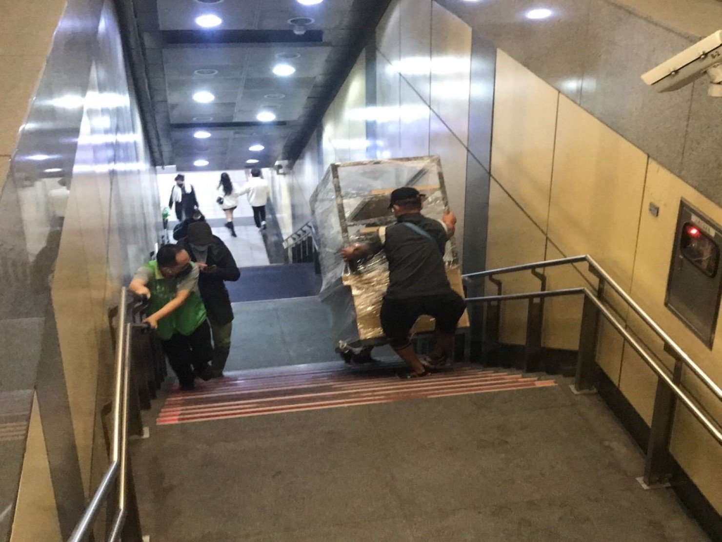 【榮福搬家】百貨烘焙店面搬遷、地下街烘焙店面搬遷、百貨甜點店面搬遷、地下街烘焙店面搬遷、麵包店搬遷、麵包陳列架搬遷、麵包展示架搬遷、店面搬遷、餐飲設備暫放、訂製餐桌椅精緻包裝、營業用攪拌機搬運、營業用冰箱精緻包裝、營業用烤箱搬遷、麵包切割機、營業用冰箱搬遷、工作檯包裝,工作桌,台北搬家公司推薦:大台北搬家,精緻包裝搬運「細膩包裝、專業搬運、用心服務、以客為尊」是榮福搬家公司的宗旨與精神。歡迎立即來電02-2651-2727專人服務。 【榮福搬家】百貨烘焙店面搬遷、地下街烘焙店面搬遷、百貨甜點店面搬遷、地下街烘焙店面搬遷、麵包店搬遷、麵包陳列架搬遷、麵包展示架搬遷、店面搬遷、餐飲設備暫放、訂製餐桌椅精緻包裝、營業用攪拌機搬運、營業用冰箱精緻包裝、營業用烤箱搬遷、麵包切割機、營業用冰箱搬遷、工作檯包裝,工作桌,台北搬家公司推薦:大台北搬家,精緻包裝搬運「細膩包裝、專業搬運、用心服務、以客為尊」是榮福搬家公司的宗旨與精神。歡迎立即來電02-2651-2727專人服務。