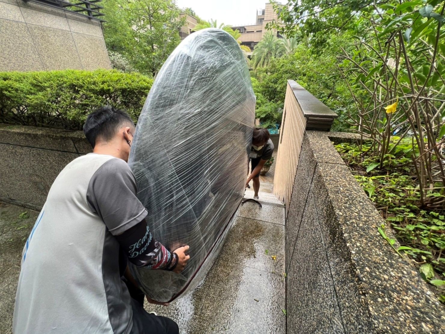 台北搬家吊掛搬運∣南港搬家吊掛搬運∣新北搬家吊掛搬運∣雙北搬家吊掛搬運∣汐止搬家吊掛搬運∣五股搬家吊掛搬運∣中永和搬家吊掛搬運∣板橋搬家吊掛搬運∣桃園搬家吊掛搬運推薦【榮福搬家】屬專業搬家細膩運唯一首選,累積20年各式各樣特殊重物的搬運經驗,專業敏捷快速完成您的各項搬運任務。榮福搬家具備精緻包裝搬運「細膩包裝、專業搬運、用心服務、以客為尊」是榮福搬家公司的宗旨與精神。歡迎立即來電02-2651-2727專人服務。 台北搬家吊掛搬運∣南港搬家吊掛搬運∣新北搬家吊掛搬運∣雙北搬家吊掛搬運∣汐止搬家吊掛搬運∣五股搬家吊掛搬運∣中永和搬家吊掛搬運∣板橋搬家吊掛搬運∣桃園搬家吊掛搬運推薦【榮福搬家】屬專業搬家細膩運唯一首選,累積20年各式各樣特殊重物的搬運經驗,專業敏捷快速完成您的各項搬運任務。榮福搬家具備精緻包裝搬運「細膩包裝、專業搬運、用心服務、以客為尊」是榮福搬家公司的宗旨與精神。歡迎立即來電02-2651-2727專人服務。