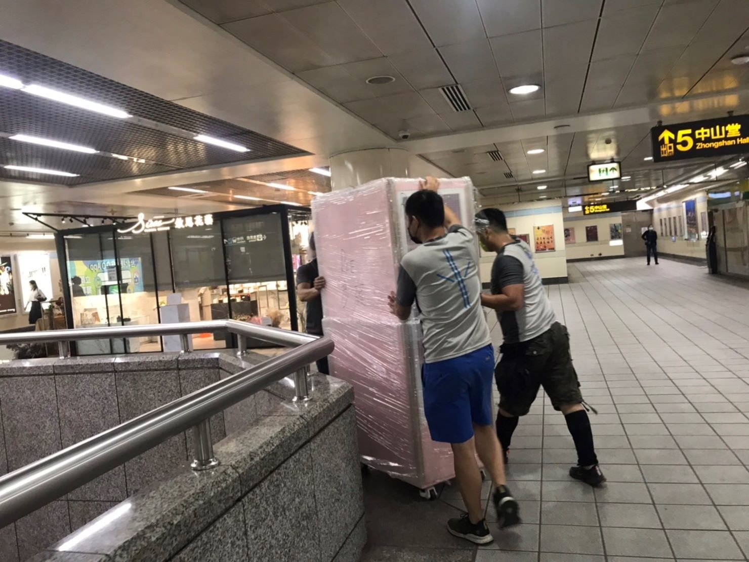 只需搬運單一重物?搬運單一自動販賣機、夾娃娃機、販賣機、自動咖啡機、公仔自動販賣機、特殊重物推薦【榮福搬家】專業包裝防護搬運「細膩包裝手法、專業搬運技巧、用心服務、以客為尊」是榮福搬家公司的宗旨與精神。歡迎立即來電02-2651-2727專人服務。 只需搬運單一重物?搬運單一自動販賣機、夾娃娃機、販賣機、自動咖啡機、公仔自動販賣機、特殊重物推薦【榮福搬家】專業包裝防護搬運「細膩包裝手法、專業搬運技巧、用心服務、以客為尊」是榮福搬家公司的宗旨與精神。歡迎立即來電02-2651-2727專人服務。