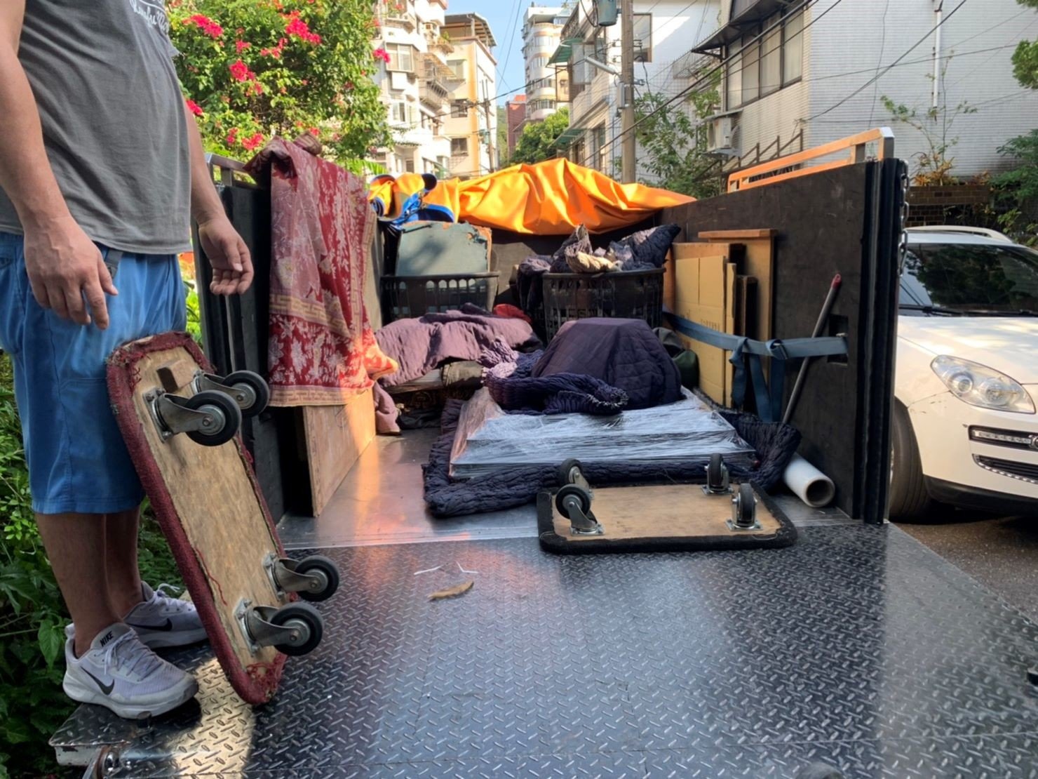 新北搬家公司推薦【榮福搬家公司】搬佛具、值得您來選擇:佛像分疊包裝後搬運上貨車一層層的再將佛像組回原樣,並且牢靠固定以最高品質服務,運輸過程安全有保障。 新北搬家公司推薦【榮福搬家公司】搬佛具、值得您來選擇:佛像分疊包裝後搬運上貨車一層層的再將佛像組回原樣,並且牢靠固定以最高品質服務,運輸過程安全有保障。