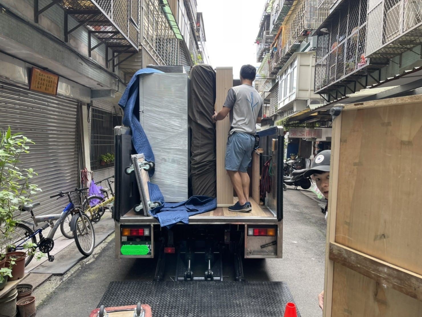 搬家公司推薦、新北搬家推薦【榮福搬家公司】搬家首選、口碑第一、搬家好評推薦、南港搬家、桃園搬家公司推薦、台北搬家公司推薦、搬家具、冰箱搬運、基隆搬家、搬家電、床墊搬運、搬Queen Size床墊、單件家具運送、單一物件搬運、搬床墊、搬沙發、搬衣櫃、搬洗衣機、跨縣市搬家、吊車吊掛搬運、吊家具搬運、大型家具搬運、家具清運、搬公司行號、家庭搬家、搬鋼琴、搬工計時、搬工服務、人力搬運、搬運、床墊專用保護布套、透明防水床墊套、搬家紙箱,針對顧客都秉持以用心實在專業搬家技巧,搬家實在用心值得您的信賴與選擇。歡迎來電咨詢02-2651-2727,榮福搬家有專員立即為您服務。 搬家公司推薦、新北搬家推薦【榮福搬家公司】搬家首選、口碑第一、搬家好評推薦、南港搬家、桃園搬家公司推薦、台北搬家公司推薦、搬家具、冰箱搬運、基隆搬家、搬家電、床墊搬運、搬Queen Size床墊、單件家具運送、單一物件搬運、搬床墊、搬沙發、搬衣櫃、搬洗衣機、跨縣市搬家、吊車吊掛搬運、吊家具搬運、大型家具搬運、家具清運、搬公司行號、家庭搬家、搬鋼琴、搬工計時、搬工服務、人力搬運、搬運、床墊專用保護布套、透明防水床墊套、搬家紙箱,針對顧客都秉持以用心實在專業搬家技巧,搬家實在用心值得您的信賴與選擇。歡迎來電咨詢02-2651-2727,榮福搬家有專員立即為您服務。