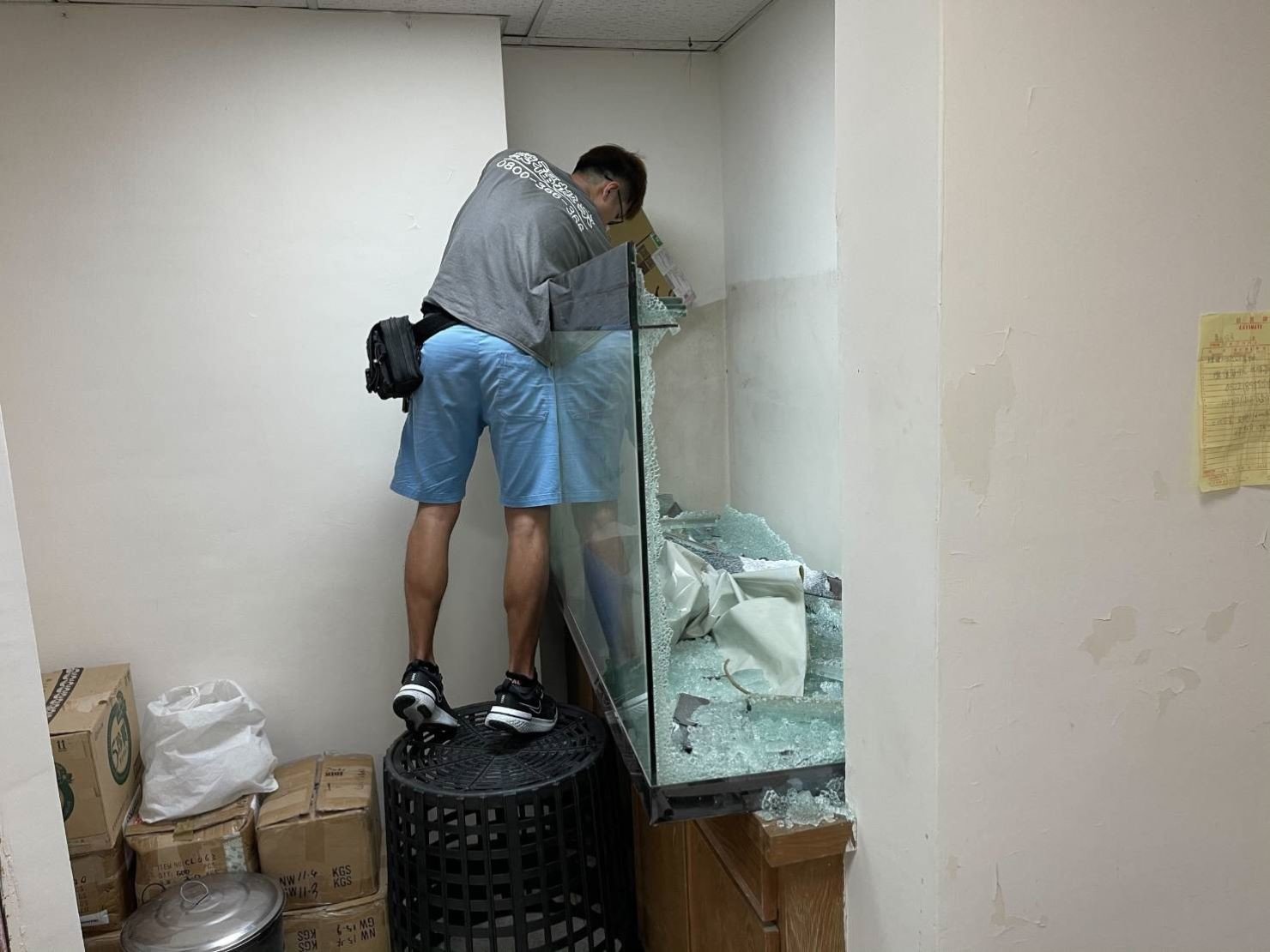 大型魚缸搬運、搬重物【榮福搬家公司】石墩搬運、魚缸廢棄處理、廢棄魚缸清運、搬石頭桌、搬洗衣機、搬披薩窯、精搬金庫、搬保險櫃、精搬魚缸、精搬鋼琴、跨縣市搬家、搬工派遣、搬運、搬床墊、搬冰箱、搬家具、搬家首選、吊掛搬運、吊家具搬運、特殊重物搬運、專搬重物、新北搬家推薦、搬家公司、基隆搬家、南港搬家、桃園搬家公司、台北搬家公司推薦:大台北搬家,精緻包裝搬運「細膩包裝、專業搬運、用心服務、以客為尊」是榮福搬家公司的宗旨與精神。歡迎立即來電02-2651-2727專人服務。 大型魚缸搬運、搬重物【榮福搬家公司】石墩搬運、魚缸廢棄處理、廢棄魚缸清運、搬石頭桌、搬洗衣機、搬披薩窯、精搬金庫、搬保險櫃、精搬魚缸、精搬鋼琴、跨縣市搬家、搬工派遣、搬運、搬床墊、搬冰箱、搬家具、搬家首選、吊掛搬運、吊家具搬運、特殊重物搬運、專搬重物、新北搬家推薦、搬家公司、基隆搬家、南港搬家、桃園搬家公司、台北搬家公司推薦:大台北搬家,精緻包裝搬運「細膩包裝、專業搬運、用心服務、以客為尊」是榮福搬家公司的宗旨與精神。歡迎立即來電02-2651-2727專人服務。