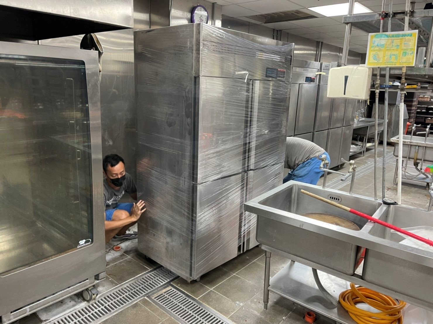 店面搬遷、搬家公司推薦、台北搬家推薦【榮福搬家公司】搬生財器具、搬冷凍櫃、搬冷藏冰箱、大型爐台搬運、搬窯烤爐、搬營業用蒸烤箱、南港搬家、桃園搬家公司推薦、新北搬家公司推薦、百貨公司進撤櫃、專櫃進撤櫃、企業搬運服務、搬公司行號、廠房遷移、搬精密儀器、公司行號搬遷、政府機關搬遷、百貨專櫃遷移、學校單位搬遷、大型設備搬遷、搬大型廚房設備、中央廚房搬遷、搬營業用冰箱、搬營業用製冰機、三層營業用烤箱搬運、搬工作檯冰箱、搬工計時、搬工服務、人力搬運,針對顧客都秉持以用心實在專業搬家技巧,搬家實在用心值得您的信賴與選擇。歡迎來電咨詢02-2651-2727,榮福搬家有專員立即為您服務。 店面搬遷、搬家公司推薦、台北搬家推薦【榮福搬家公司】搬生財器具、搬冷凍櫃、搬冷藏冰箱、大型爐台搬運、搬窯烤爐、搬營業用蒸烤箱、南港搬家、桃園搬家公司推薦、新北搬家公司推薦、百貨公司進撤櫃、專櫃進撤櫃、企業搬運服務、搬公司行號、廠房遷移、搬精密儀器、公司行號搬遷、政府機關搬遷、百貨專櫃遷移、學校單位搬遷、大型設備搬遷、搬大型廚房設備、中央廚房搬遷、搬營業用冰箱、搬營業用製冰機、三層營業用烤箱搬運、搬工作檯冰箱、搬工計時、搬工服務、人力搬運,針對顧客都秉持以用心實在專業搬家技巧,搬家實在用心值得您的信賴與選擇。歡迎來電咨詢02-2651-2727,榮福搬家有專員立即為您服務。