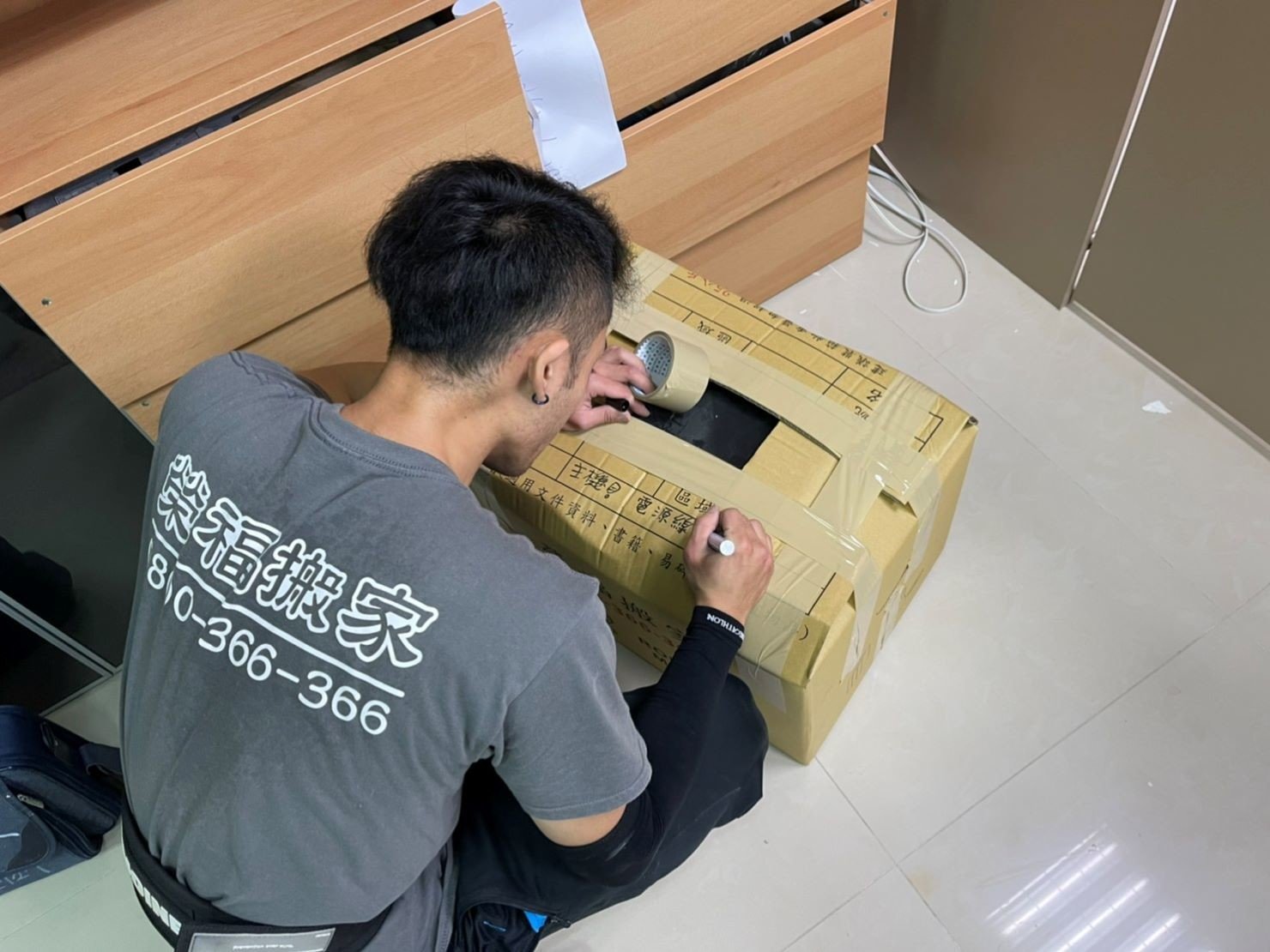 專搬重物、搬家公司推薦、新北搬家公司推薦【榮福搬家公司】基隆搬家、南港搬家、桃園搬家公司推薦、家庭搬家、精緻搬家、精緻包裝、打包裝箱、跨縣市搬家、搬工計時、人工搬運、床墊搬運、冰箱搬運、搬家具、搬家首選、吊掛搬運、吊家具搬運、搬家紙箱、氣泡捲、膠膜、黃色透明膠帶、大型家具搬運、搬木製家具、搬大理石桌、台北搬家公司推薦:大台北搬家,精緻包裝搬運「細膩包裝、專業搬運、用心服務、以客為尊」是榮福搬家公司的宗旨與精神。歡迎立即來電02-2651-2727專人服務。 專搬重物、搬家公司推薦、新北搬家公司推薦【榮福搬家公司】基隆搬家、南港搬家、桃園搬家公司推薦、家庭搬家、精緻搬家、精緻包裝、打包裝箱、跨縣市搬家、搬工計時、人工搬運、床墊搬運、冰箱搬運、搬家具、搬家首選、吊掛搬運、吊家具搬運、搬家紙箱、氣泡捲、膠膜、黃色透明膠帶、大型家具搬運、搬木製家具、搬大理石桌、台北搬家公司推薦:大台北搬家,精緻包裝搬運「細膩包裝、專業搬運、用心服務、以客為尊」是榮福搬家公司的宗旨與精神。歡迎立即來電02-2651-2727專人服務。