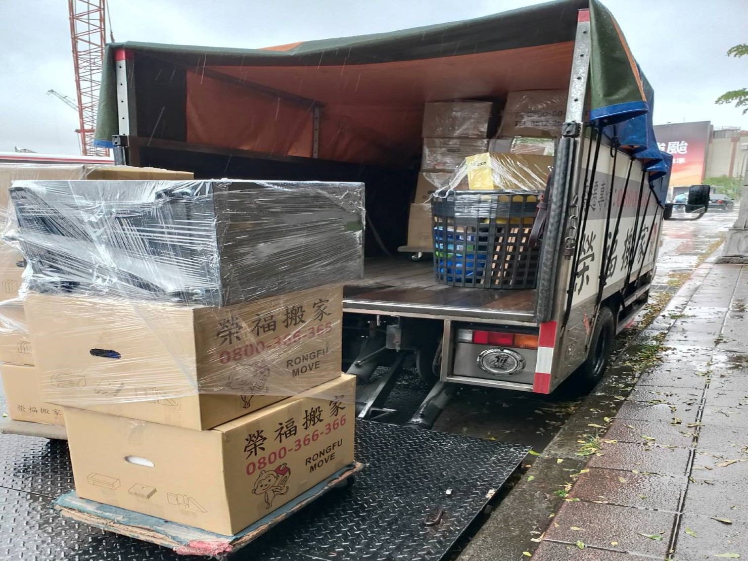 搬家找【榮福搬家】專業服務值得您的選擇:榮福搬家貨車皆備有帆布,避免雨水滲入車內 搬家找【榮福搬家】專業服務值得您的選擇:榮福搬家貨車皆備有帆布,避免雨水滲入車內