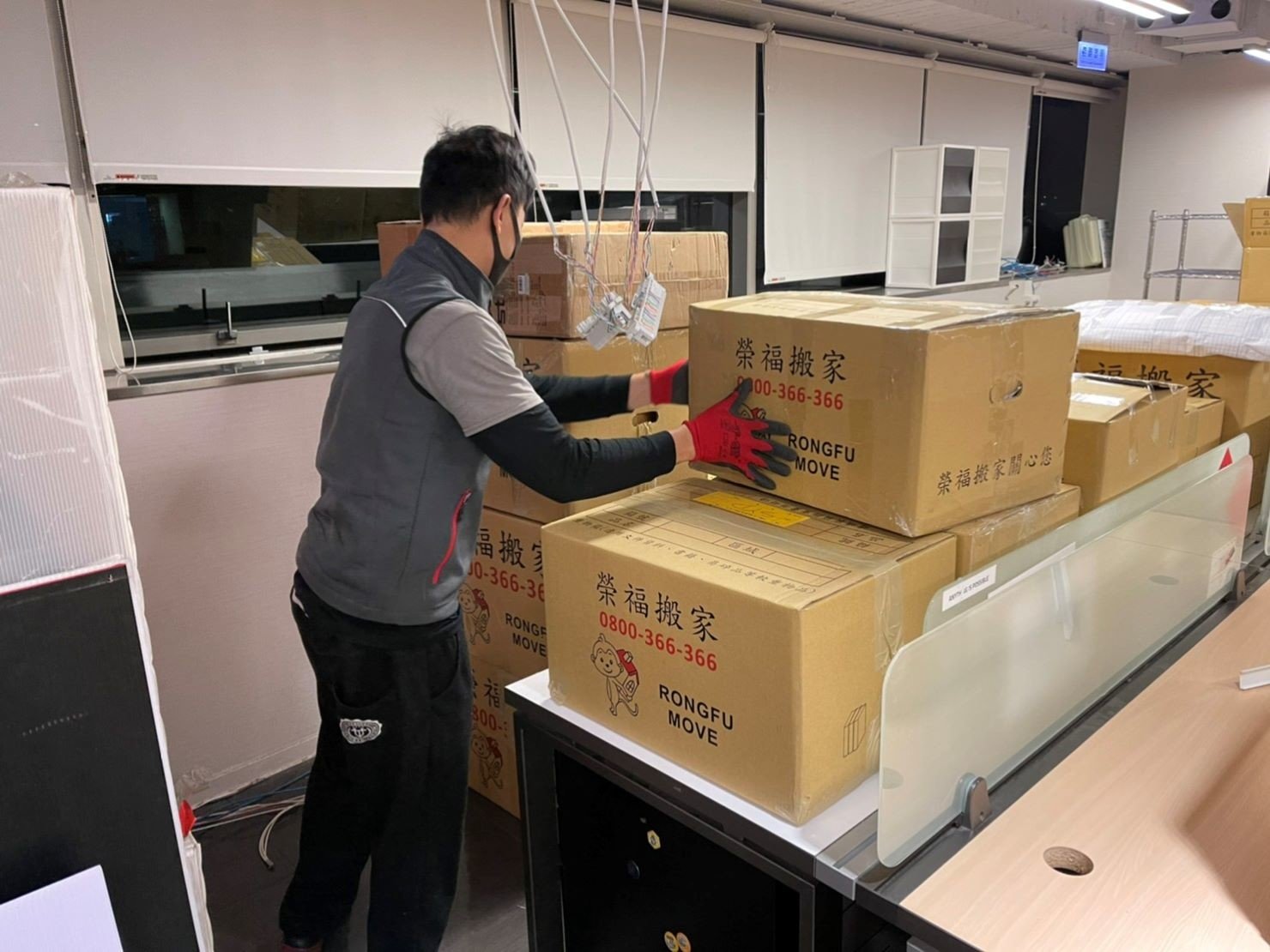 搬家公司推薦、台北搬家推薦【榮福搬家公司】南港搬家、桃園搬家公司推薦、新北搬家公司推薦、企業搬運服務、搬公司行號、廠房遷移、屏風拆裝、公司行號搬遷、政府機關搬遷、百貨專櫃遷移、學校單位搬遷、雜貨店搬遷、精緻包裝、家庭搬家、搬鋼琴、搬工、搬家公司紙箱、黃色膠帶、搬家估價、基隆搬家、家具拆裝、搬家具,針對顧客都秉持以用心實在專業搬家技巧,搬家實在用心值得您的信賴與選擇。歡迎來電咨詢02-2651-2727,榮福搬家有專員立即為您服務。 搬家公司推薦、台北搬家推薦【榮福搬家公司】南港搬家、桃園搬家公司推薦、新北搬家公司推薦、企業搬運服務、搬公司行號、廠房遷移、屏風拆裝、公司行號搬遷、政府機關搬遷、百貨專櫃遷移、學校單位搬遷、雜貨店搬遷、精緻包裝、家庭搬家、搬鋼琴、搬工、搬家公司紙箱、黃色膠帶、搬家估價、基隆搬家、家具拆裝、搬家具,針對顧客都秉持以用心實在專業搬家技巧,搬家實在用心值得您的信賴與選擇。歡迎來電咨詢02-2651-2727,榮福搬家有專員立即為您服務。