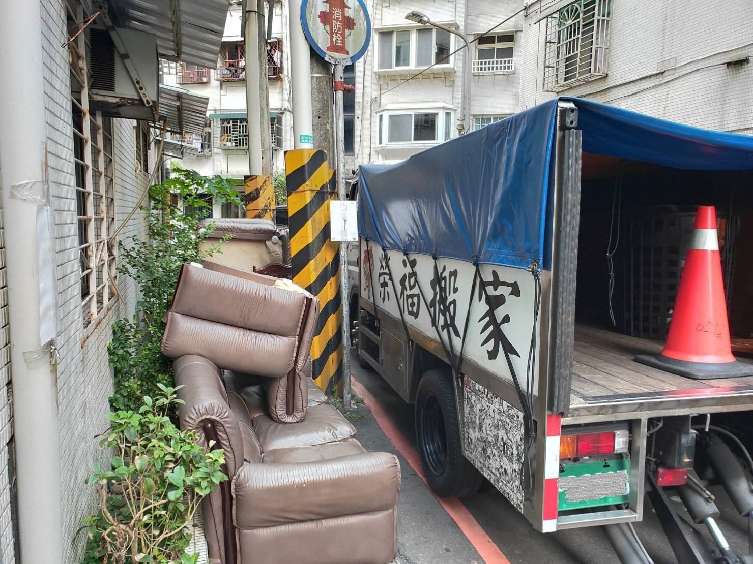 搬家公司【榮福搬家】搬垃圾,值得您的信賴與選擇:先向各鄉鎮市政府環保局聯絡告知要丟棄的廢棄物及確認好該地區廢棄物的暫放位置,知道環保局來收的時間,再連絡搬家公司派專業搬運師傅來將家中不要的家具家電搬運出來,放置指定位置後貼上告知紙條且以不影響到人車出入為主。 搬家公司【榮福搬家】搬垃圾,值得您的信賴與選擇:先向各鄉鎮市政府環保局聯絡告知要丟棄的廢棄物及確認好該地區廢棄物的暫放位置,知道環保局來收的時間,再連絡搬家公司派專業搬運師傅來將家中不要的家具家電搬運出來,放置指定位置後貼上告知紙條且以不影響到人車出入為主。