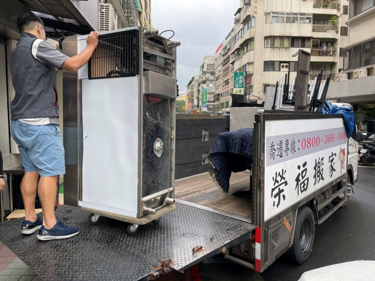 搬家公司推薦、台北搬家推薦【榮福搬家公司】南港搬家、桃園搬家公司推薦、新北搬家公司推薦、企業搬運服務、搬公司行號、廠房遷移、公司行號搬遷、政府機關搬遷、百貨專櫃遷移、學校單位搬遷、廚房設備搬運、搬冰箱、廚具搬運、重物搬運、精緻包裝、家庭搬家、搬鋼琴、搬工,針對顧客都秉持以用心實在專業搬家技巧,搬家實在用心值得您的信賴與選擇。歡迎來電咨詢02-2651-2727,榮福搬家有專員立即為您服務。 搬家公司推薦、台北搬家推薦【榮福搬家公司】南港搬家、桃園搬家公司推薦、新北搬家公司推薦、企業搬運服務、搬公司行號、廠房遷移、公司行號搬遷、政府機關搬遷、百貨專櫃遷移、學校單位搬遷、廚房設備搬運、搬冰箱、廚具搬運、重物搬運、精緻包裝、家庭搬家、搬鋼琴、搬工,針對顧客都秉持以用心實在專業搬家技巧,搬家實在用心值得您的信賴與選擇。歡迎來電咨詢02-2651-2727,榮福搬家有專員立即為您服務。