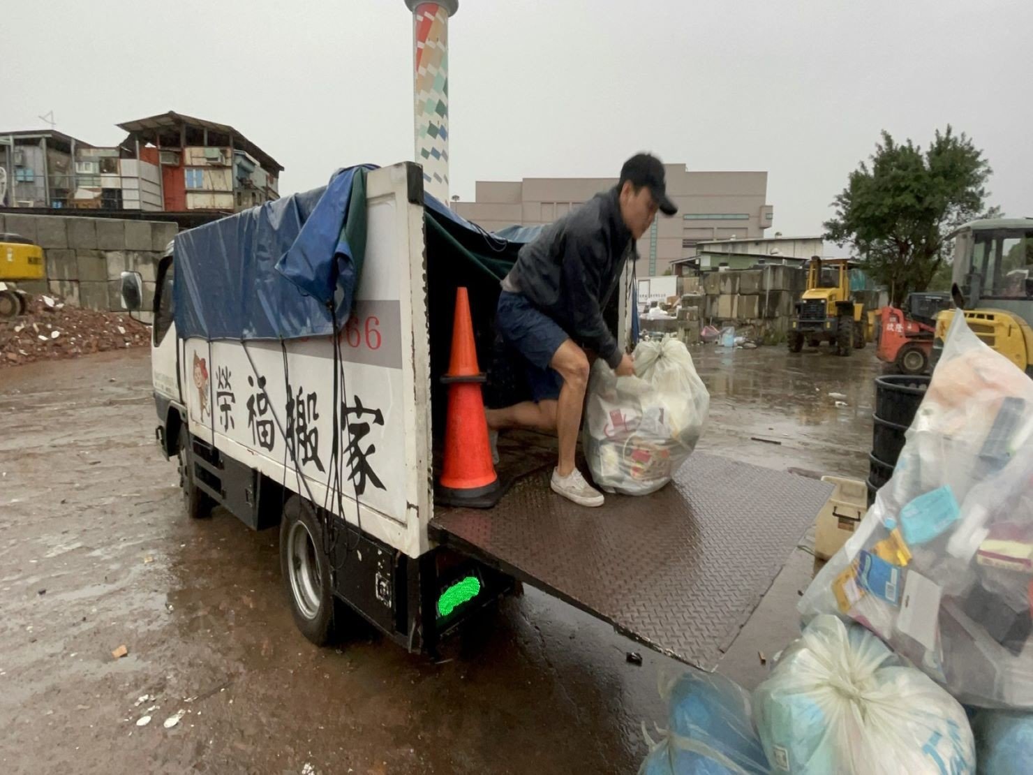 搬家公司推薦、新北搬家推薦【榮福搬家公司】南港搬家、桃園搬家公司推薦、台北搬家公司推薦、廢棄家具處理、廢棄家具清運、家庭廢棄物清運、清運、搬家、家具垃圾清運、搬家具、冰箱搬運、基隆搬家、搬家電、床墊搬運、搬公司行號、跨縣市搬家、家庭搬家、搬鋼琴、搬工、搬運、搬家紙箱,針對顧客都秉持以用心實在專業搬家技巧,搬家實在用心值得您的信賴與選擇。歡迎來電咨詢02-2651-2727,榮福搬家有專員立即為您服務。 搬家公司推薦、新北搬家推薦【榮福搬家公司】南港搬家、桃園搬家公司推薦、台北搬家公司推薦、廢棄家具處理、廢棄家具清運、家庭廢棄物清運、清運、搬家、家具垃圾清運、搬家具、冰箱搬運、基隆搬家、搬家電、床墊搬運、搬公司行號、跨縣市搬家、家庭搬家、搬鋼琴、搬工、搬運、搬家紙箱,針對顧客都秉持以用心實在專業搬家技巧,搬家實在用心值得您的信賴與選擇。歡迎來電咨詢02-2651-2727,榮福搬家有專員立即為您服務。