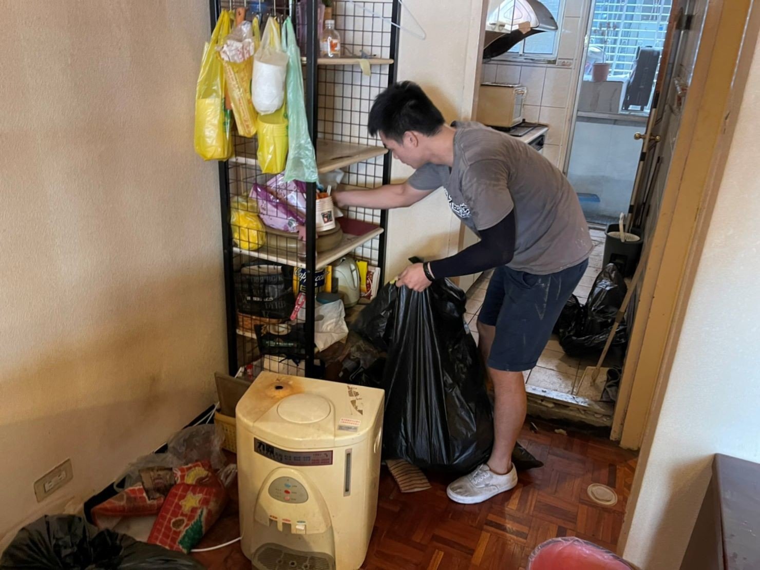 搬家推薦【榮福搬家】搬家口碑第一、台北搬家、新北搬家:【廢棄物處理清運、家庭家具垃圾處理】榮福搬家師傅在清運顧客家中的垃圾是非常快速有效率的。 搬家推薦【榮福搬家】搬家口碑第一、台北搬家、新北搬家:【廢棄物處理清運、家庭家具垃圾處理】榮福搬家師傅在清運顧客家中的垃圾是非常快速有效率的。