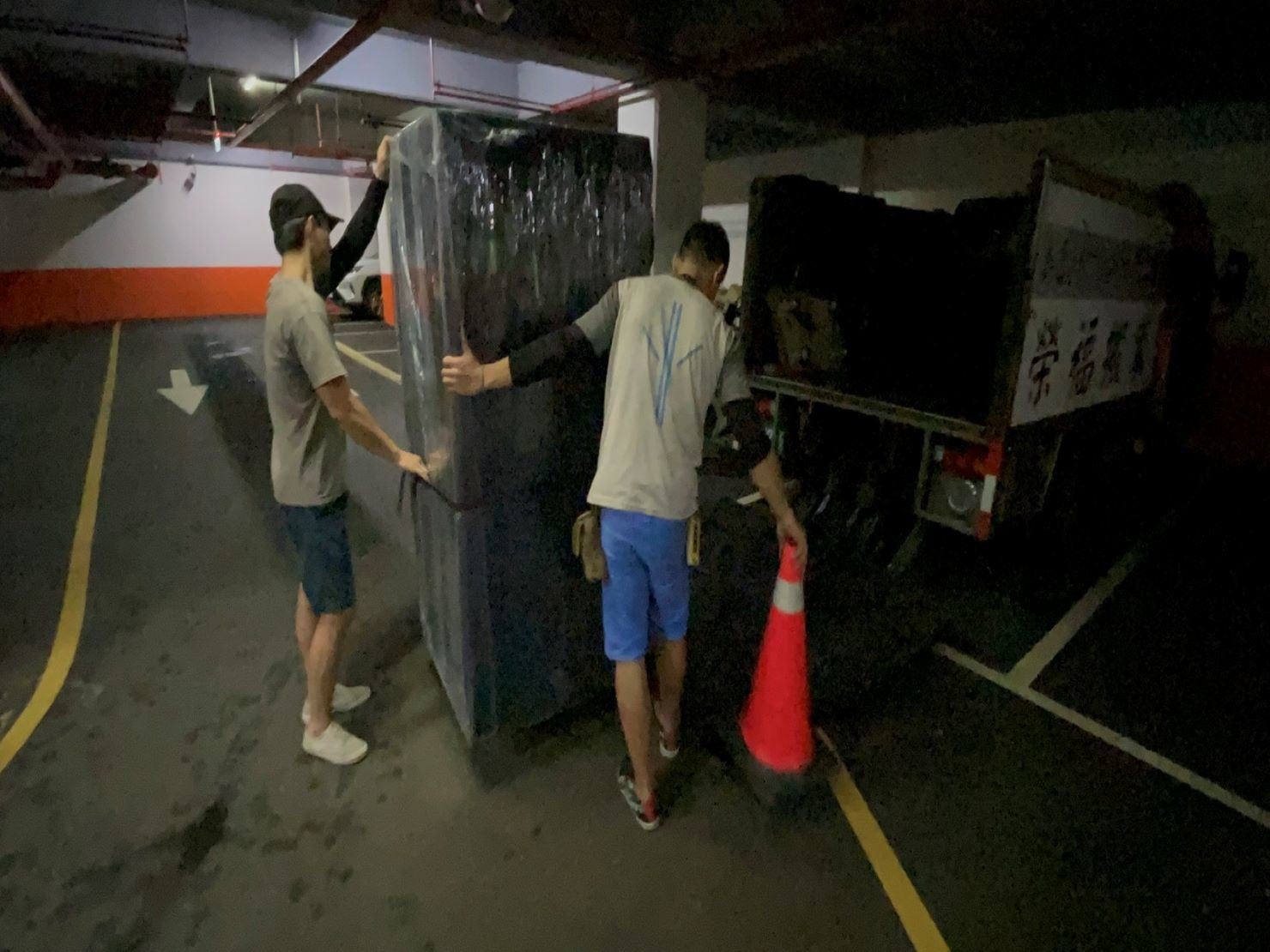 搬家公司推薦、新北搬家推薦【榮福搬家公司】南港搬家、精搬魚缸、桃園搬家公司推薦、台北搬家公司推薦、廢棄家具處理、廢棄家具清運、家庭廢棄物清運、清運、搬家、家具垃圾清運、搬家具、冰箱搬運、基隆搬家、搬洗衣機、搬家電、床墊搬運、搬保險櫃、搬金庫、搬公司行號、跨縣市搬家、家庭搬家、搬家首選、搬鋼琴、搬工、搬運、搬家紙箱,針對顧客都秉持以用心實在專業搬家技巧,搬家實在用心值得您的信賴與選擇。歡迎來電咨詢02-2651-2727,榮福搬家有專員立即為您服務。 搬家公司推薦、新北搬家推薦【榮福搬家公司】南港搬家、精搬魚缸、桃園搬家公司推薦、台北搬家公司推薦、廢棄家具處理、廢棄家具清運、家庭廢棄物清運、清運、搬家、家具垃圾清運、搬家具、冰箱搬運、基隆搬家、搬洗衣機、搬家電、床墊搬運、搬保險櫃、搬金庫、搬公司行號、跨縣市搬家、家庭搬家、搬家首選、搬鋼琴、搬工、搬運、搬家紙箱,針對顧客都秉持以用心實在專業搬家技巧,搬家實在用心值得您的信賴與選擇。歡迎來電咨詢02-2651-2727,榮福搬家有專員立即為您服務。