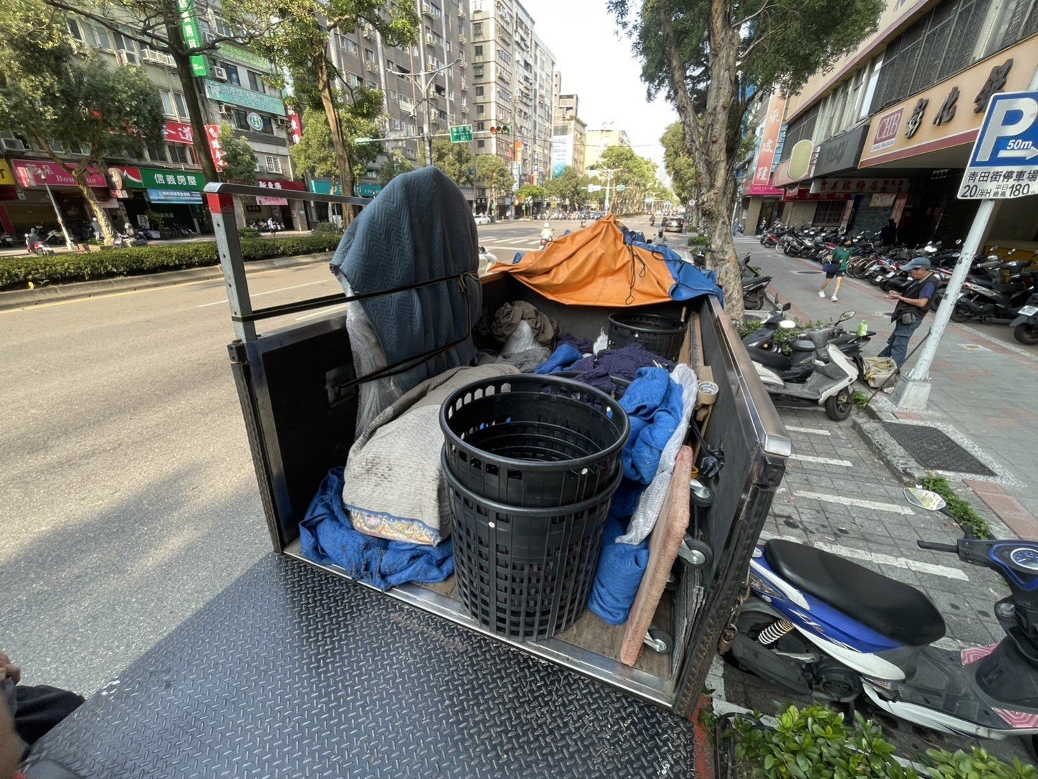 搬家首選【榮福搬家公司】大型唐卡精緻防護包裝、宗教字畫精防護緻包裝、收藏字畫精緻防護包裝、裱框字畫精緻防護包裝、玉雕神像精緻防護包裝、石雕神像精緻防護包裝、收藏神像精緻防護包裝、銅製神像藝術品精緻防護包裝、樹瘤佛像精緻防護包裝、宗教文物、佛具用品、檜木雕刻佛像、西藏佛具用品店搬運、佛像精緻防護包裝、佛禪搬運、跨縣市搬家、搬工計時、搬大型佛像、搬大型重物、特殊重物搬運、用心防護、精緻包裝、搬重物技巧、新北搬家公司推薦、搬家車、搬家公司、基隆搬家、南港搬家、桃園搬家公司推薦、台北搬家公司推薦:大台北搬家,精緻包裝搬運「細膩包裝、專業搬運、用心服務、以客為尊」是榮福搬家公司的宗旨與精神。歡迎立即來電02-2651-2727專人服務。 搬家首選【榮福搬家公司】大型唐卡精緻防護包裝、宗教字畫精防護緻包裝、收藏字畫精緻防護包裝、裱框字畫精緻防護包裝、玉雕神像精緻防護包裝、石雕神像精緻防護包裝、收藏神像精緻防護包裝、銅製神像藝術品精緻防護包裝、樹瘤佛像精緻防護包裝、宗教文物、佛具用品、檜木雕刻佛像、西藏佛具用品店搬運、佛像精緻防護包裝、佛禪搬運、跨縣市搬家、搬工計時、搬大型佛像、搬大型重物、特殊重物搬運、用心防護、精緻包裝、搬重物技巧、新北搬家公司推薦、搬家車、搬家公司、基隆搬家、南港搬家、桃園搬家公司推薦、台北搬家公司推薦:大台北搬家,精緻包裝搬運「細膩包裝、專業搬運、用心服務、以客為尊」是榮福搬家公司的宗旨與精神。歡迎立即來電02-2651-2727專人服務。