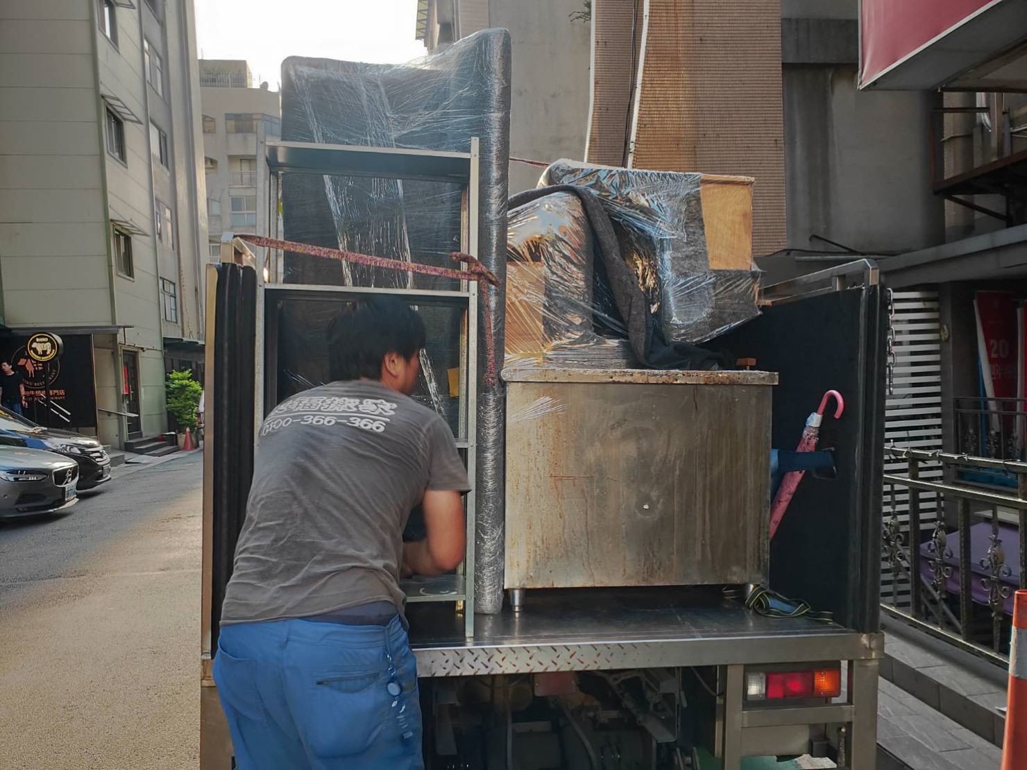 搬店面【店面搬遷】搬器具、口碑第一、台北搬家推薦:榮福搬家公司搬店面,針對各行各業店面搬運,我們將以最高品質的搬運方式、細膩包袱器具及搬店面所需的專業資歷,為業主們服務針對營業用冰箱、廚具設備、精密儀器等都竭盡所能。 搬店面【店面搬遷】搬器具、口碑第一、台北搬家推薦:榮福搬家公司搬店面,針對各行各業店面搬運,我們將以最高品質的搬運方式、細膩包袱器具及搬店面所需的專業資歷,為業主們服務針對營業用冰箱、廚具設備、精密儀器等都竭盡所能。
