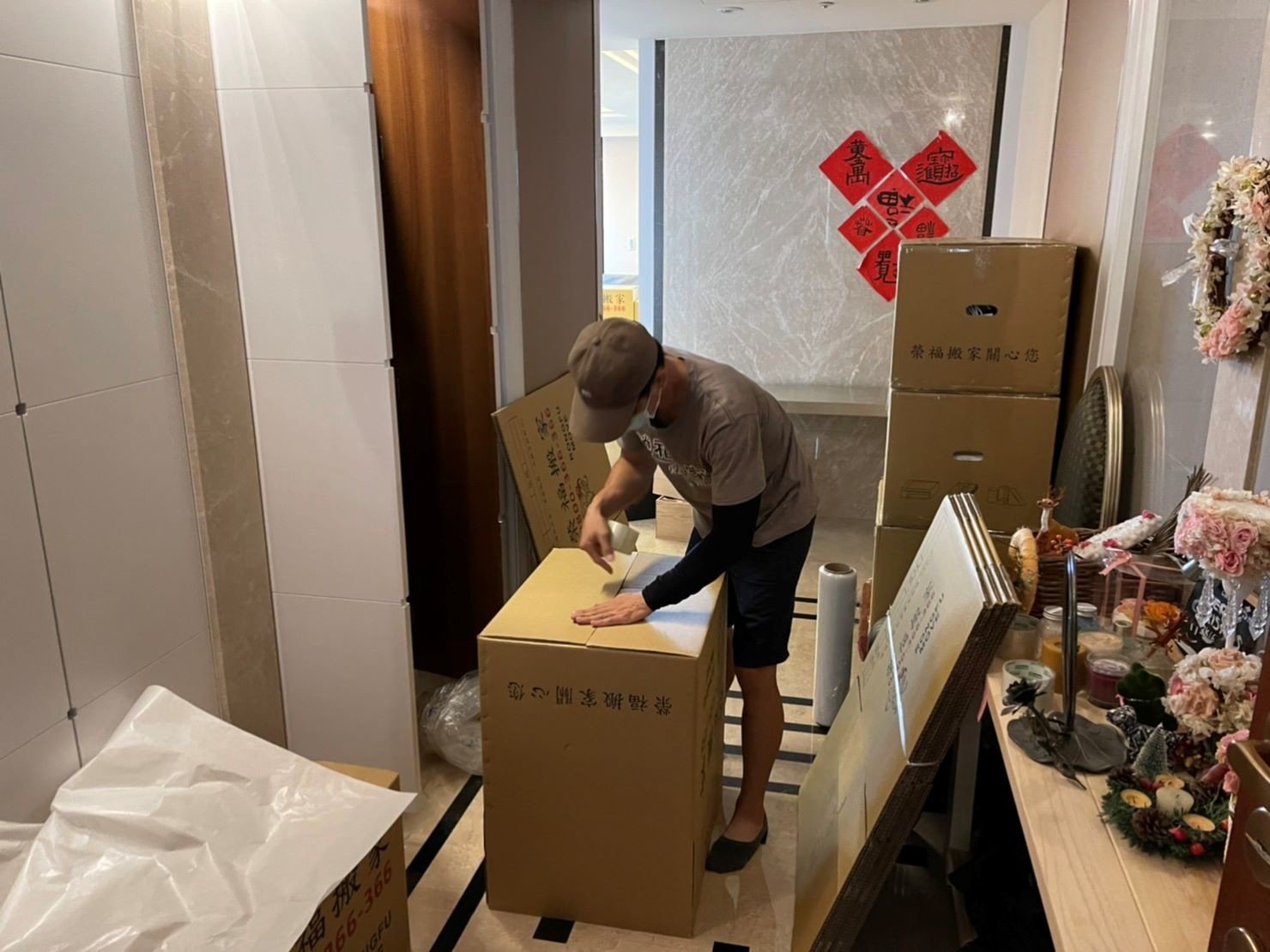 專人打包、搬家公司推薦、新北搬家公司推薦【榮福搬家公司】基隆搬家、南港搬家、桃園搬家公司推薦、懶人搬家,專人包裝,家庭搬家、精緻搬家、精緻包裝、打包裝箱。台北搬家公司推薦:大台北搬家,精緻包裝搬運「細膩包裝、專業搬運、用心服務、以客為尊」是榮福搬家公司的宗旨與精神。歡迎立即來電02-2651-2727專人服務。 專人打包、搬家公司推薦、新北搬家公司推薦【榮福搬家公司】基隆搬家、南港搬家、桃園搬家公司推薦、懶人搬家,專人包裝,家庭搬家、精緻搬家、精緻包裝、打包裝箱。台北搬家公司推薦:大台北搬家,精緻包裝搬運「細膩包裝、專業搬運、用心服務、以客為尊」是榮福搬家公司的宗旨與精神。歡迎立即來電02-2651-2727專人服務。