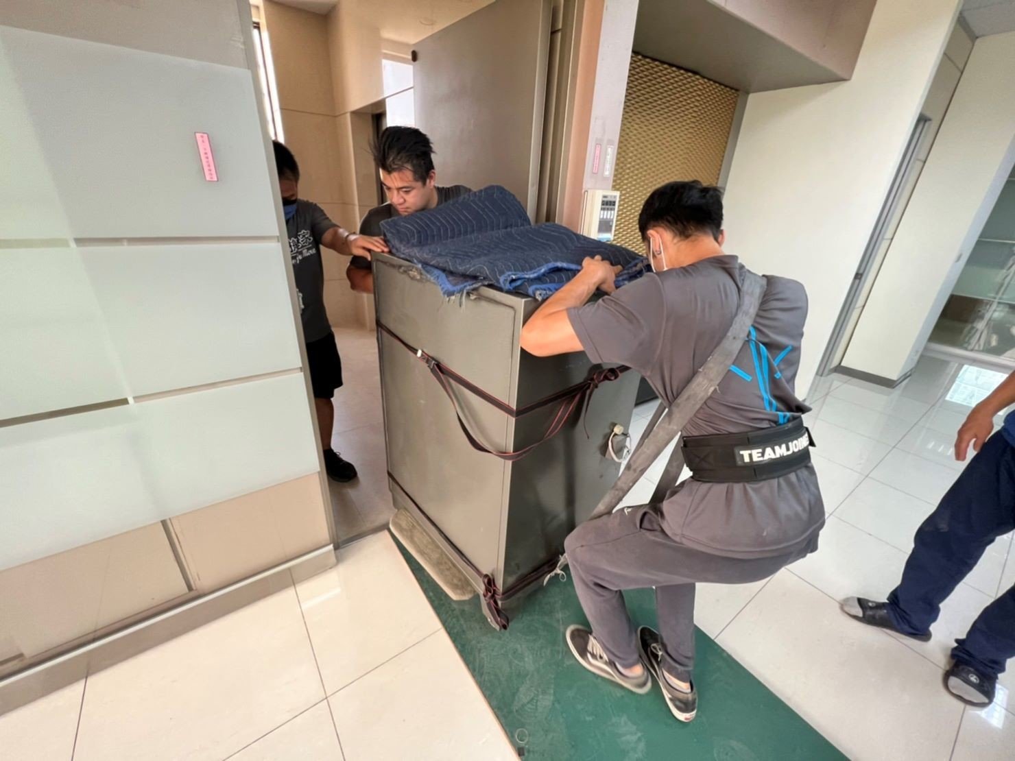專搬公司行號保險箱、金庫,搬家公司推薦、台北辦公室搬遷推薦【榮福搬家公司】 南港公司行號金庫、保險箱搬遷、桃園公司行號金庫、保險箱搬遷、新北公司行號金庫、保險箱搬遷、基隆公司行號金庫、保險箱搬遷、特殊重物保險箱、金庫搬運、保險箱、金庫搬運、公司行號搬遷、台北公司行號金庫、保險箱清運、桃園公司行號金庫、保險箱清運、新北公司行號金庫、保險箱清運、政府機關搬遷、學校單位搬遷、精緻包裝、搬家紙箱、搬鐵櫃、搬保密文件、保密文件銷毀,針對顧客都秉持以用心實在專業搬家技巧,搬家實在用心值得您的信賴與選擇。歡迎來電咨詢02-2651-2727,榮福搬家有專員立即為您服務。 專搬公司行號保險箱、金庫,搬家公司推薦、台北辦公室搬遷推薦【榮福搬家公司】 南港公司行號金庫、保險箱搬遷、桃園公司行號金庫、保險箱搬遷、新北公司行號金庫、保險箱搬遷、基隆公司行號金庫、保險箱搬遷、特殊重物保險箱、金庫搬運、保險箱、金庫搬運、公司行號搬遷、台北公司行號金庫、保險箱清運、桃園公司行號金庫、保險箱清運、新北公司行號金庫、保險箱清運、政府機關搬遷、學校單位搬遷、精緻包裝、搬家紙箱、搬鐵櫃、搬保密文件、保密文件銷毀,針對顧客都秉持以用心實在專業搬家技巧,搬家實在用心值得您的信賴與選擇。歡迎來電咨詢02-2651-2727,榮福搬家有專員立即為您服務。