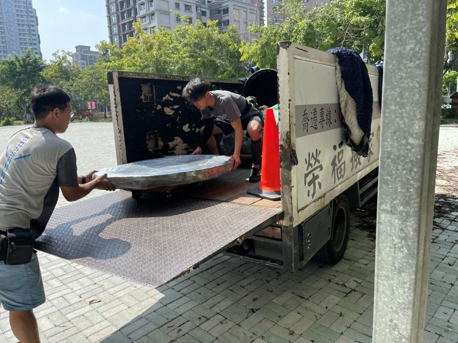 搬庭園造景設計景觀石桌椅【榮福搬家公司】石墩搬運、搬石桌椅、搬石頭桌椅、搬重物藝術品、搬家首選、吊掛搬運、吊家具搬運、特殊重物搬運、專搬重物、新北搬家推薦、搬家公司、基隆搬家、南港搬家、桃園搬家、板橋搬家、桃園搬家公司、台北搬家公司推薦、大台北搬家,各項搬家、搬運「細膩包裝、專業搬家及搬運、用心服務、以客為尊」是榮福搬家公司的宗旨與精神。歡迎立即來電02-2651-2727專人服務。 搬庭園造景設計景觀石桌椅【榮福搬家公司】石墩搬運、搬石桌椅、搬石頭桌椅、搬重物藝術品、搬家首選、吊掛搬運、吊家具搬運、特殊重物搬運、專搬重物、新北搬家推薦、搬家公司、基隆搬家、南港搬家、桃園搬家、板橋搬家、桃園搬家公司、台北搬家公司推薦、大台北搬家,各項搬家、搬運「細膩包裝、專業搬家及搬運、用心服務、以客為尊」是榮福搬家公司的宗旨與精神。歡迎立即來電02-2651-2727專人服務。