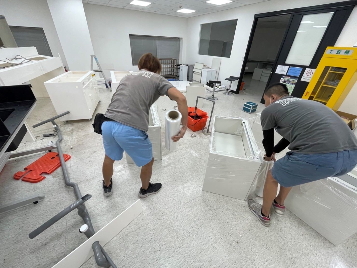 台北搬運實驗設備器材∣南港搬運實驗設備器材∣新北搬運實驗設備器材∣雙北搬運實驗設備器材∣汐止搬運實驗設備器材∣五股搬運實驗設備器材∣中永和搬運實驗設備器材∣板橋搬運實驗設備器材∣桃園搬運實驗設備器材∣新竹搬運實驗設備器材∣苗栗搬運實驗設備器材∣【榮福搬家】屬專業搬家細膩運唯一首選,累積20年各式各樣特殊儀器設備的搬運經驗,專業敏捷快速完成您的各項搬運任務。榮福搬家具備精緻包裝搬運「細膩包裝、專業搬運、用心服務、以客為尊」是榮福搬家公司的宗旨與精神。歡迎立即來電02-2651-2727專人服務。 台北搬運實驗設備器材∣南港搬運實驗設備器材∣新北搬運實驗設備器材∣雙北搬運實驗設備器材∣汐止搬運實驗設備器材∣五股搬運實驗設備器材∣中永和搬運實驗設備器材∣板橋搬運實驗設備器材∣桃園搬運實驗設備器材∣新竹搬運實驗設備器材∣苗栗搬運實驗設備器材∣【榮福搬家】屬專業搬家細膩運唯一首選,累積20年各式各樣特殊儀器設備的搬運經驗,專業敏捷快速完成您的各項搬運任務。榮福搬家具備精緻包裝搬運「細膩包裝、專業搬運、用心服務、以客為尊」是榮福搬家公司的宗旨與精神。歡迎立即來電02-2651-2727專人服務。