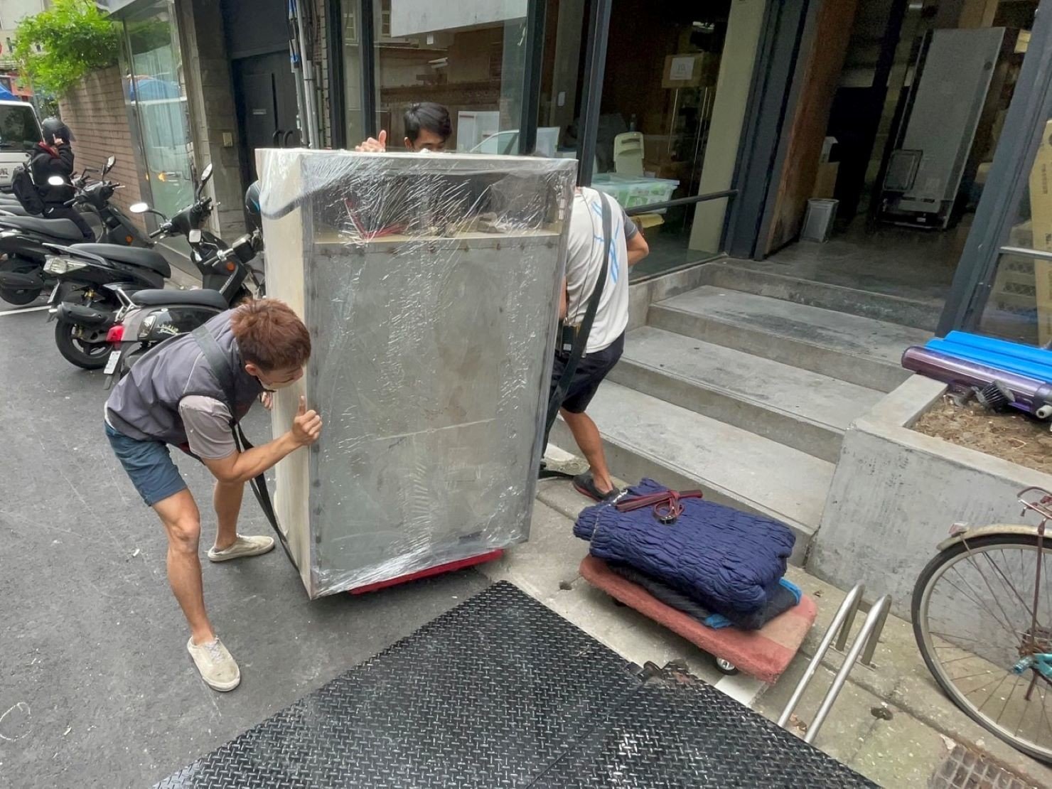 【榮福搬家】烘焙店面搬遷、甜點店面搬遷、麵包店搬遷、店面搬遷暫放倉儲、餐飲設備暫放倉儲、訂製餐桌椅精緻包裝、營業用攪拌機搬運、營業用冰箱精緻包裝、營業用烤箱搬遷、麵包切割機、營業用冰箱搬遷、工作檯包裝,工作桌,台北搬家公司推薦:大台北搬家,精緻包裝搬運「細膩包裝、專業搬運、用心服務、以客為尊」是榮福搬家公司的宗旨與精神。歡迎立即來電02-2651-2727專人服務。 【榮福搬家】烘焙店面搬遷、甜點店面搬遷、麵包店搬遷、店面搬遷暫放倉儲、餐飲設備暫放倉儲、訂製餐桌椅精緻包裝、營業用攪拌機搬運、營業用冰箱精緻包裝、營業用烤箱搬遷、麵包切割機、營業用冰箱搬遷、工作檯包裝,工作桌,台北搬家公司推薦:大台北搬家,精緻包裝搬運「細膩包裝、專業搬運、用心服務、以客為尊」是榮福搬家公司的宗旨與精神。歡迎立即來電02-2651-2727專人服務。