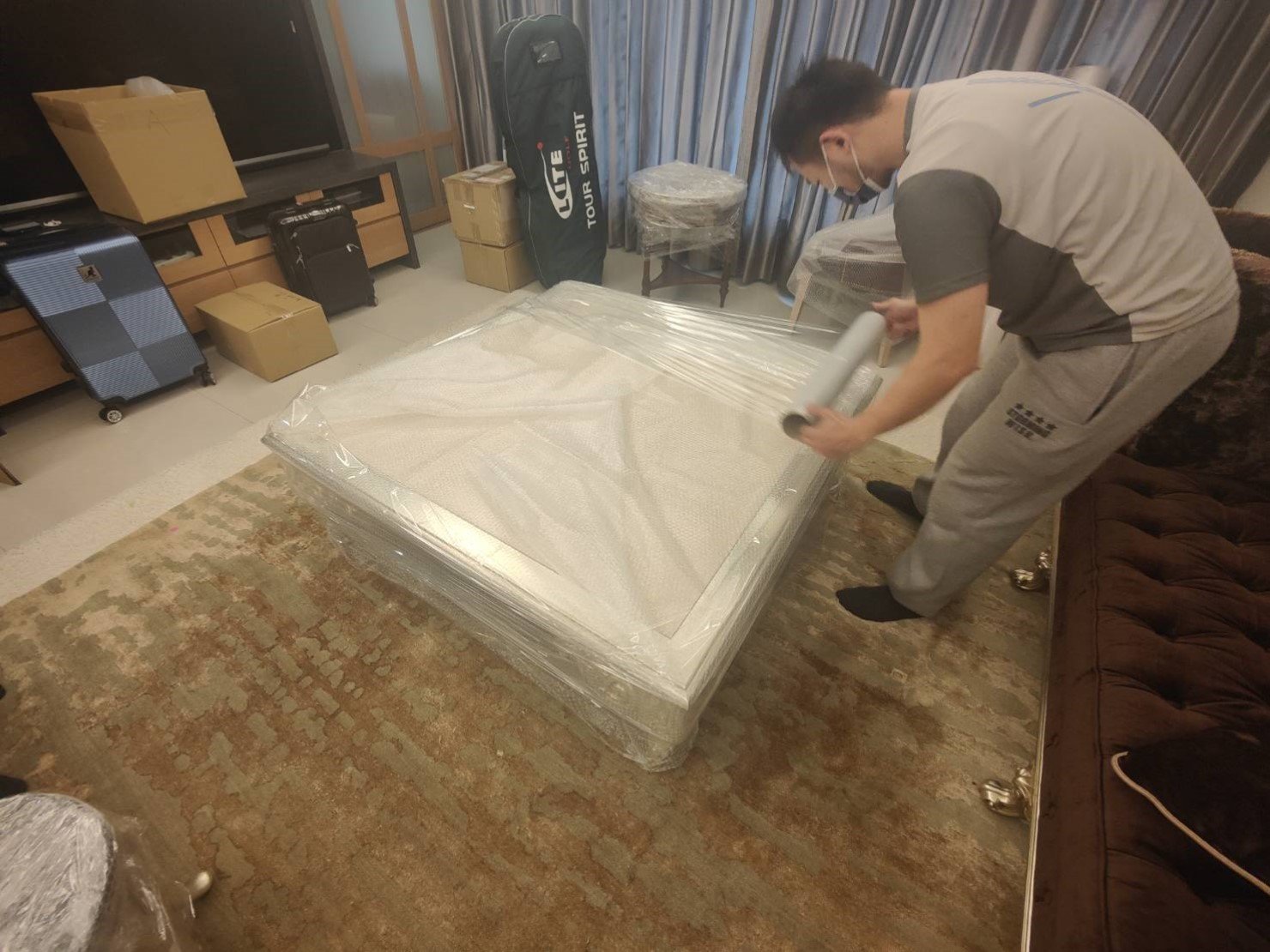 專人到府打包、尺寸較大家具以樓梯搬運作業、歐美規格沙發以樓梯搬運、搬家公司推薦、新北搬家公司推薦【榮福搬家公司】基隆搬家、南港搬家、桃園搬家公司推薦、家庭搬家、精緻搬家、精緻包裝、打包裝箱、跨縣市搬家、貴重家具精緻包裝、人工搬運、搬家具、白土報紙、搬家首選、搬家紙箱、氣泡捲、膠膜、黃色透明膠帶、大型家具搬運、台北搬家公司推薦:大台北搬家,精緻包裝搬運「細膩包裝、專業搬運、用心服務、以客為尊」是榮福搬家公司的宗旨與精神。歡迎立即來電02-2651-2727專人服務。 專人到府打包、尺寸較大家具以樓梯搬運作業、歐美規格沙發以樓梯搬運、搬家公司推薦、新北搬家公司推薦【榮福搬家公司】基隆搬家、南港搬家、桃園搬家公司推薦、家庭搬家、精緻搬家、精緻包裝、打包裝箱、跨縣市搬家、貴重家具精緻包裝、人工搬運、搬家具、白土報紙、搬家首選、搬家紙箱、氣泡捲、膠膜、黃色透明膠帶、大型家具搬運、台北搬家公司推薦:大台北搬家,精緻包裝搬運「細膩包裝、專業搬運、用心服務、以客為尊」是榮福搬家公司的宗旨與精神。歡迎立即來電02-2651-2727專人服務。