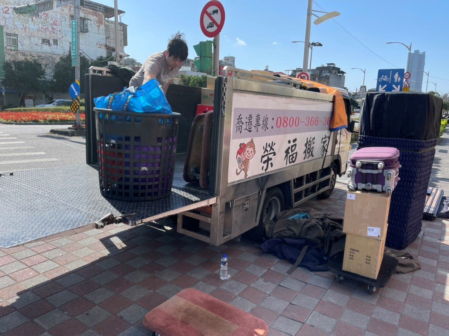 搬家公司推薦、新北搬家推薦【榮福搬家公司】南港搬家、桃園搬家公司推薦、台北搬家公司推薦、大型家具搬運、冰箱搬運、基隆搬家、搬家電、床墊搬運、神明桌搬運、搬公司行號、家庭搬家、搬鋼琴、搬工、搬運、搬家紙箱、跨縣市搬家、搬家車、搬家估價、搬家首選、搬家達人,針對顧客都秉持以用心實在專業搬家技巧,搬家實在用心值得您的信賴與選擇。優質搬家,包裝搬運「細膩包裝、專業搬運、用心服務、以客為尊」是榮福搬家公司的宗旨與精神。歡迎立即來電02-2651-2727專人服務。系統式家具拆裝找專業的榮福搬家就對了。 搬家公司推薦、新北搬家推薦【榮福搬家公司】南港搬家、桃園搬家公司推薦、台北搬家公司推薦、大型家具搬運、冰箱搬運、基隆搬家、搬家電、床墊搬運、神明桌搬運、搬公司行號、家庭搬家、搬鋼琴、搬工、搬運、搬家紙箱、跨縣市搬家、搬家車、搬家估價、搬家首選、搬家達人,針對顧客都秉持以用心實在專業搬家技巧,搬家實在用心值得您的信賴與選擇。優質搬家,包裝搬運「細膩包裝、專業搬運、用心服務、以客為尊」是榮福搬家公司的宗旨與精神。歡迎立即來電02-2651-2727專人服務。系統式家具拆裝找專業的榮福搬家就對了。
