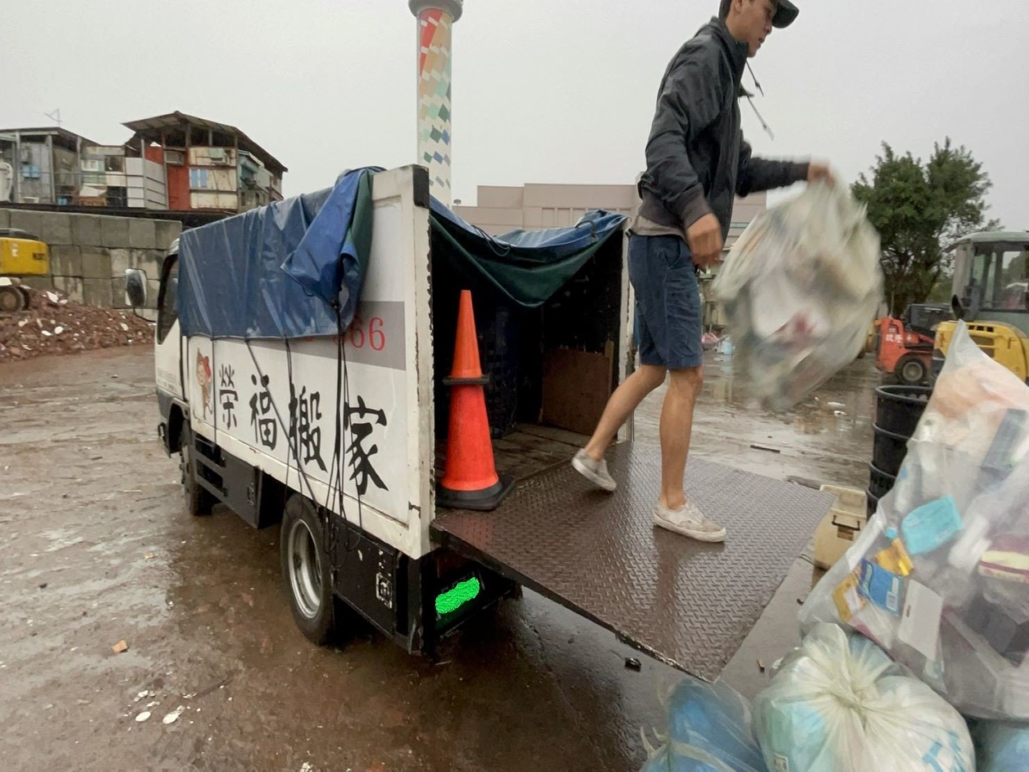 搬家公司推薦、新北搬家推薦【榮福搬家公司】南港搬家、桃園搬家公司推薦、台北搬家公司推薦、廢棄家具處理、廢棄家具清運、家庭廢棄物清運、清運、搬家、家具垃圾清運、搬家具、冰箱搬運、基隆搬家、搬家電、床墊搬運、搬公司行號、跨縣市搬家、家庭搬家、搬鋼琴、搬工、搬運、搬家紙箱,針對顧客都秉持以用心實在專業搬家技巧,搬家實在用心值得您的信賴與選擇。歡迎來電咨詢02-2651-2727,榮福搬家有專員立即為您服務。 搬家公司推薦、新北搬家推薦【榮福搬家公司】南港搬家、桃園搬家公司推薦、台北搬家公司推薦、廢棄家具處理、廢棄家具清運、家庭廢棄物清運、清運、搬家、家具垃圾清運、搬家具、冰箱搬運、基隆搬家、搬家電、床墊搬運、搬公司行號、跨縣市搬家、家庭搬家、搬鋼琴、搬工、搬運、搬家紙箱,針對顧客都秉持以用心實在專業搬家技巧,搬家實在用心值得您的信賴與選擇。歡迎來電咨詢02-2651-2727,榮福搬家有專員立即為您服務。