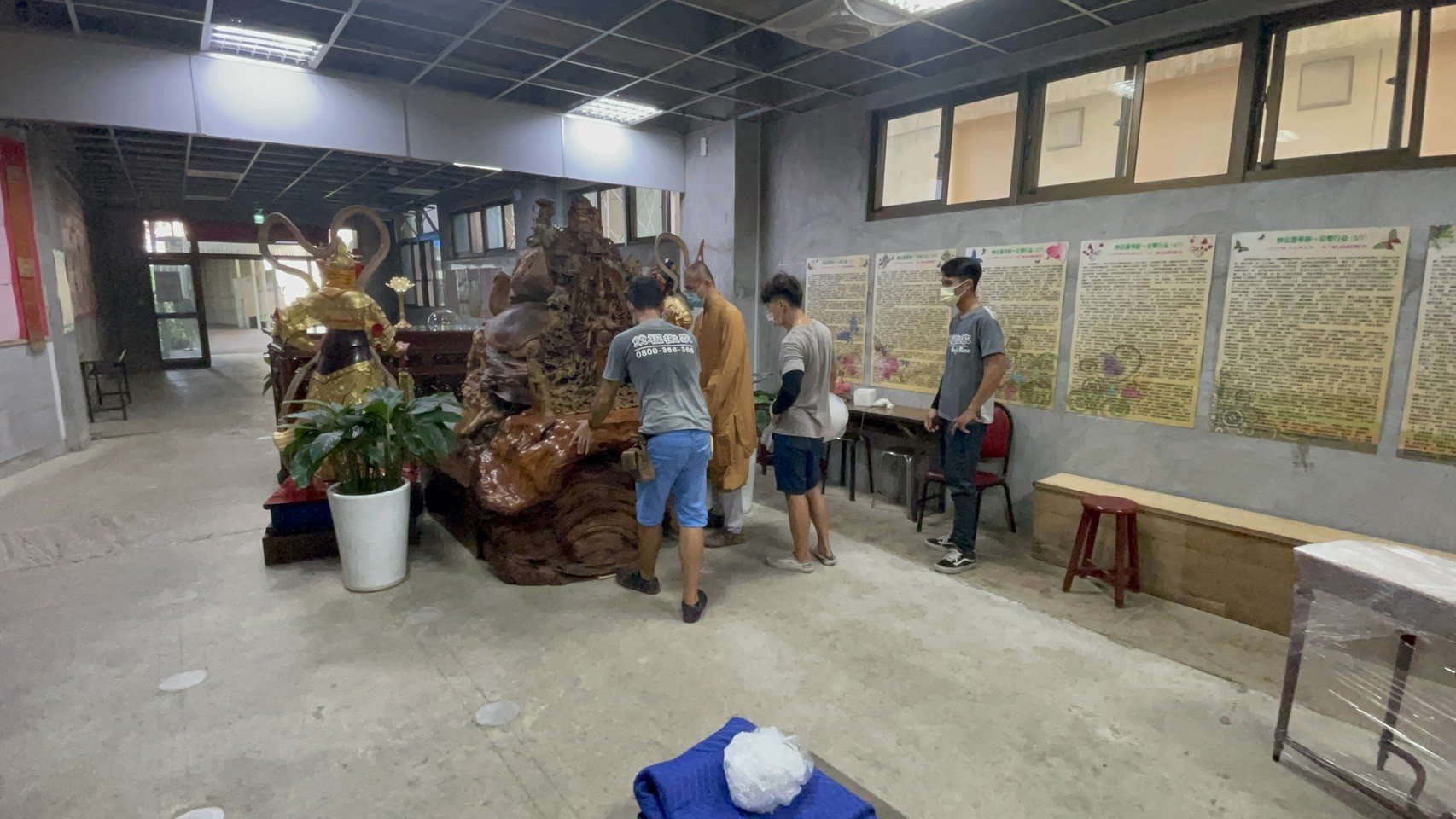 搬家首選【榮福搬家公司】木雕刻品、木雕神像、木雕刻藝術品、樹瘤佛像、宗教文物、佛具用品、檜木雕刻佛像、佛具用品店搬運、佛禪搬運、跨縣市搬家、搬工計時、搬大型佛像、搬大型重物、特殊重物搬運、用心防護、精緻包裝、搬重物技巧、新北搬家公司推薦、搬家車、搬家公司、基隆搬家、南港搬家、桃園搬家公司推薦、台北搬家公司推薦:大台北搬家,精緻包裝搬運「細膩包裝、專業搬運、用心服務、以客為尊」是榮福搬家公司的宗旨與精神。歡迎立即來電02-2651-2727專人服務。 搬家首選【榮福搬家公司】木雕刻品、木雕神像、木雕刻藝術品、樹瘤佛像、宗教文物、佛具用品、檜木雕刻佛像、佛具用品店搬運、佛禪搬運、跨縣市搬家、搬工計時、搬大型佛像、搬大型重物、特殊重物搬運、用心防護、精緻包裝、搬重物技巧、新北搬家公司推薦、搬家車、搬家公司、基隆搬家、南港搬家、桃園搬家公司推薦、台北搬家公司推薦:大台北搬家,精緻包裝搬運「細膩包裝、專業搬運、用心服務、以客為尊」是榮福搬家公司的宗旨與精神。歡迎立即來電02-2651-2727專人服務。