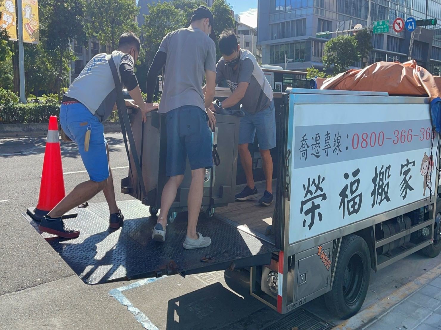 搬金庫、重物搬運【榮福搬家公司】石墩搬運、搬石椅、搬石頭桌、搬洗衣機、搬披薩窯、精搬金庫、搬保險櫃、精搬魚缸、精搬鋼琴、跨縣市搬家、搬工派遣、搬運、床墊搬運、冰箱搬運、大型家具搬運、單件家具運送、單一物件搬運、搬家首選、吊掛搬運、吊家具搬運、特殊重物搬運、專搬重物、新北搬家推薦、搬家公司、基隆搬家、南港搬家、桃園搬家公司、台北搬家公司推薦:大台北搬家,精緻包裝搬運「細膩包裝、專業搬運、用心服務、以客為尊」是榮福搬家公司的宗旨與精神。歡迎立即來電02-2651-2727專人服務。 搬金庫、重物搬運【榮福搬家公司】石墩搬運、搬石椅、搬石頭桌、搬洗衣機、搬披薩窯、精搬金庫、搬保險櫃、精搬魚缸、精搬鋼琴、跨縣市搬家、搬工派遣、搬運、床墊搬運、冰箱搬運、大型家具搬運、單件家具運送、單一物件搬運、搬家首選、吊掛搬運、吊家具搬運、特殊重物搬運、專搬重物、新北搬家推薦、搬家公司、基隆搬家、南港搬家、桃園搬家公司、台北搬家公司推薦:大台北搬家,精緻包裝搬運「細膩包裝、專業搬運、用心服務、以客為尊」是榮福搬家公司的宗旨與精神。歡迎立即來電02-2651-2727專人服務。