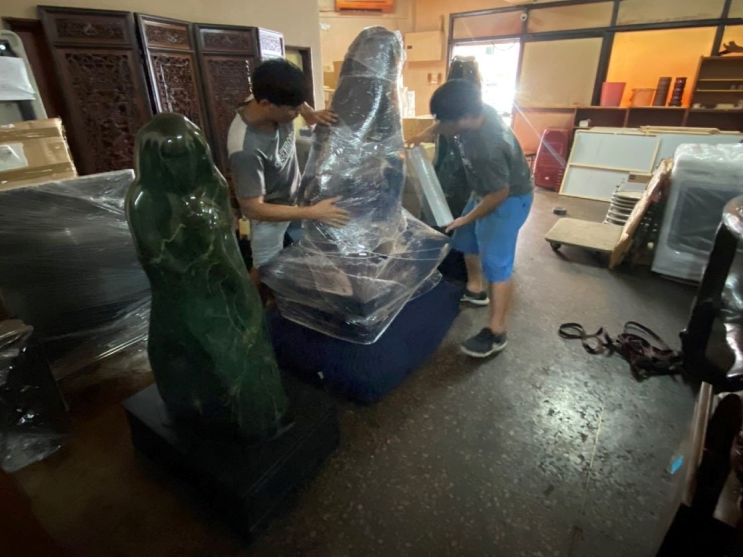 台北搬家推薦【榮福搬家】重物搬運、搬玉石,值得您來選擇:玉石-雙層防護是避免在搬運過程中布套滑落,且也有防碰撞及刮傷之作用 台北搬家推薦【榮福搬家】重物搬運、搬玉石,值得您來選擇:玉石-雙層防護是避免在搬運過程中布套滑落,且也有防碰撞及刮傷之作用