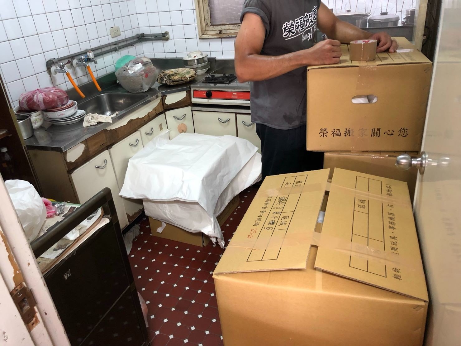 台北搬家及新北搬家推薦的榮福搬家除了搬遷服務業也有代客裝箱打包並且貼心販售顧客所需用紙箱 台北搬家及新北搬家推薦的榮福搬家除了搬遷服務業也有代客裝箱打包並且貼心販售顧客所需用紙箱