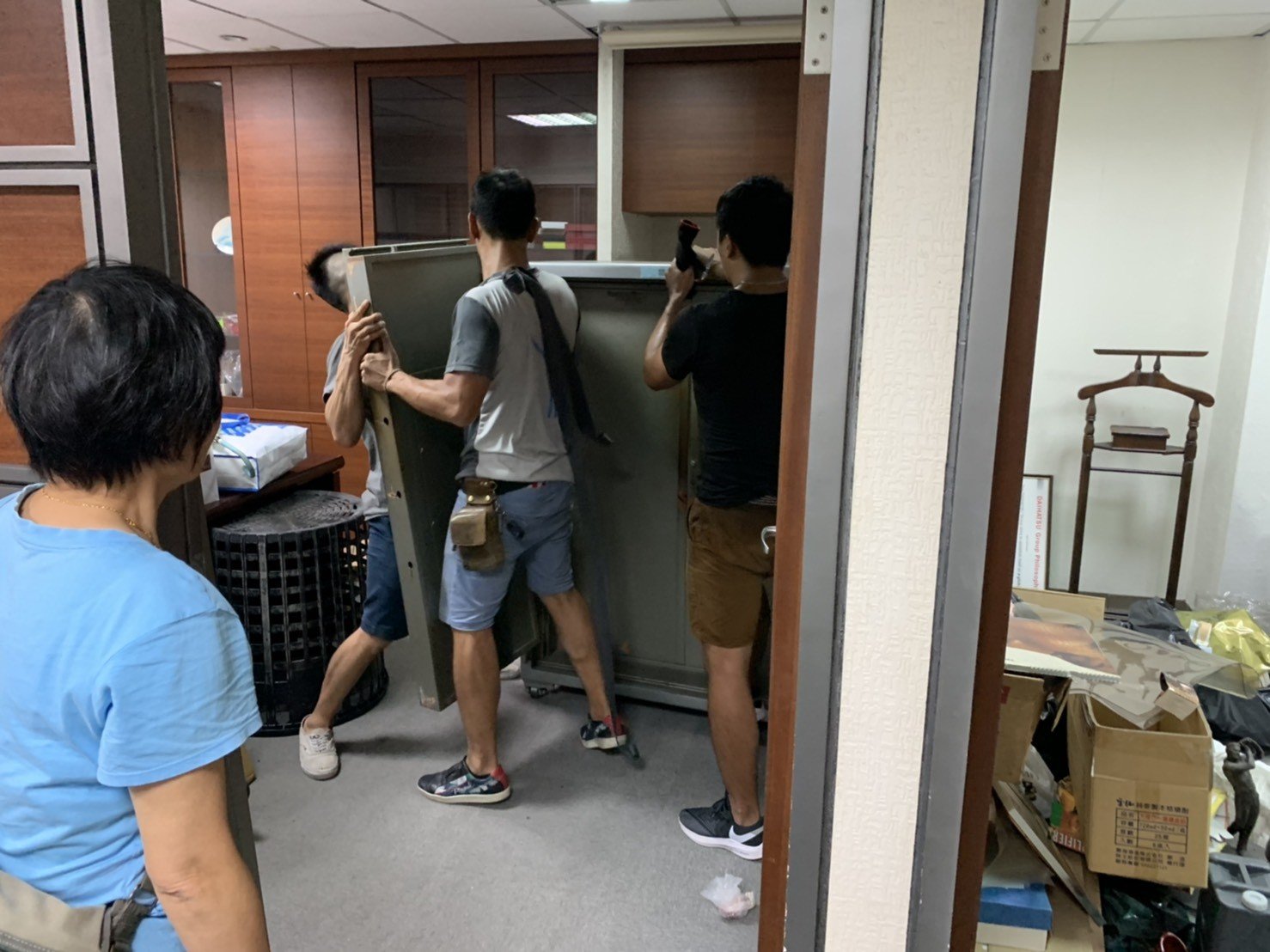 【榮福搬家公司】搬家首選、台北搬家公司推薦:重物搬運服務重達600公斤以上的金庫搬運、保險櫃吊掛搬運,包裝搬運「細膩包裝、專業搬運、用心服務、以客為尊」是榮福搬家公司的宗旨與精神。歡迎立即來電02-2651-2727專人服務。 【榮福搬家公司】搬家首選、台北搬家公司推薦:重物搬運服務重達600公斤以上的金庫搬運、保險櫃吊掛搬運,包裝搬運「細膩包裝、專業搬運、用心服務、以客為尊」是榮福搬家公司的宗旨與精神。歡迎立即來電02-2651-2727專人服務。