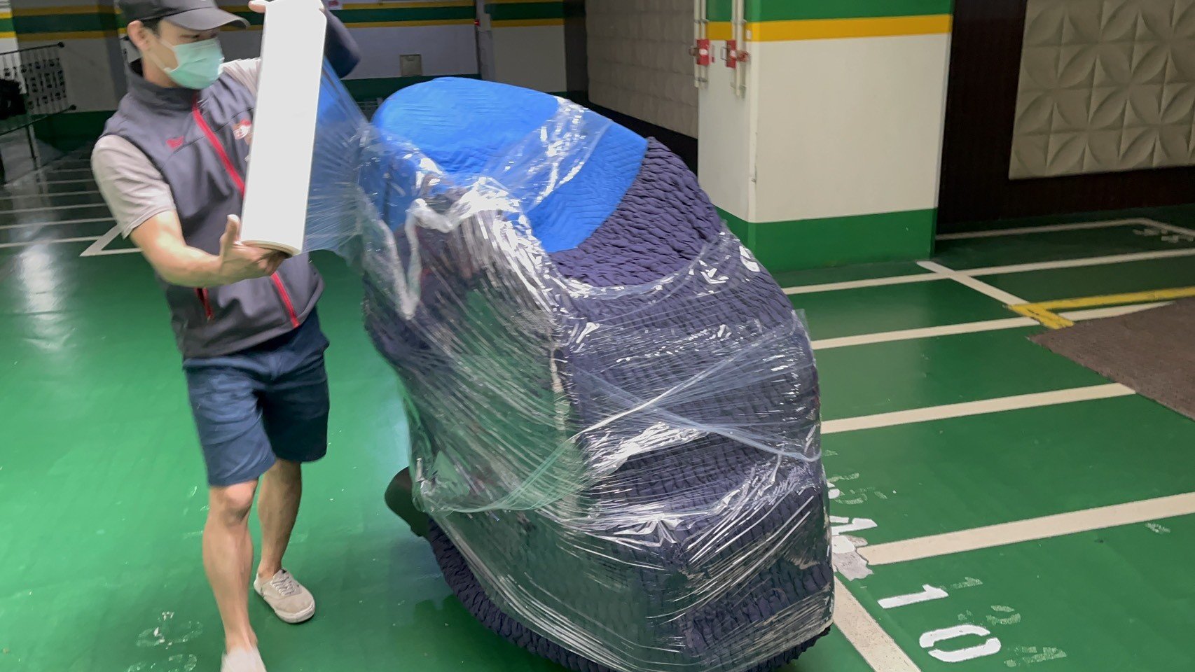 搬重物、重物搬運實錄【榮福搬家公司】搬按摩椅、搬電動床、搬醫療床、搬洗衣機、搬披薩窯、精搬金庫、搬保險櫃、精搬魚缸、精搬鋼琴、跨縣市搬家、搬工派遣、搬運、床墊搬運、冰箱搬運、搬家具、搬家首選、吊掛搬運、吊家具搬運、特殊重物搬運、專搬重物、新北搬家推薦、搬家公司、基隆搬家、南港搬家、桃園搬家公司、台北搬家公司推薦:大台北搬家,精緻包裝搬運「細膩包裝、專業搬運、用心服務、以客為尊」是榮福搬家公司的宗旨與精神。歡迎立即來電02-2651-2727專人服務。 搬重物、重物搬運實錄【榮福搬家公司】搬按摩椅、搬電動床、搬醫療床、搬洗衣機、搬披薩窯、精搬金庫、搬保險櫃、精搬魚缸、精搬鋼琴、跨縣市搬家、搬工派遣、搬運、床墊搬運、冰箱搬運、搬家具、搬家首選、吊掛搬運、吊家具搬運、特殊重物搬運、專搬重物、新北搬家推薦、搬家公司、基隆搬家、南港搬家、桃園搬家公司、台北搬家公司推薦:大台北搬家,精緻包裝搬運「細膩包裝、專業搬運、用心服務、以客為尊」是榮福搬家公司的宗旨與精神。歡迎立即來電02-2651-2727專人服務。
