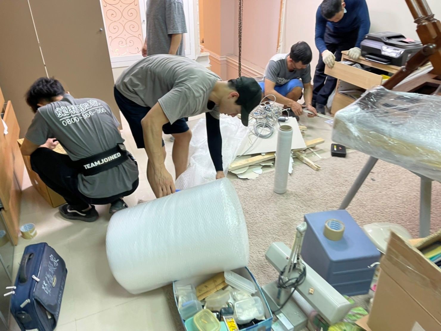 專搬重物、搬家公司推薦、新北搬家公司推薦【榮福搬家公司】基隆搬家、南港搬家、桃園搬家公司推薦、家庭搬家、精緻搬家、精緻包裝、打包裝箱、跨縣市搬家、搬工計時、人工搬運、床墊搬運、冰箱搬運、搬家具、搬家首選、吊掛搬運、吊家具搬運、搬家紙箱、氣泡捲、膠膜、黃色透明膠帶、大型家具搬運、搬木製家具、搬大理石桌、台北搬家公司推薦:大台北搬家,精緻包裝搬運「細膩包裝、專業搬運、用心服務、以客為尊」是榮福搬家公司的宗旨與精神。歡迎立即來電02-2651-2727專人服務。 專搬重物、搬家公司推薦、新北搬家公司推薦【榮福搬家公司】基隆搬家、南港搬家、桃園搬家公司推薦、家庭搬家、精緻搬家、精緻包裝、打包裝箱、跨縣市搬家、搬工計時、人工搬運、床墊搬運、冰箱搬運、搬家具、搬家首選、吊掛搬運、吊家具搬運、搬家紙箱、氣泡捲、膠膜、黃色透明膠帶、大型家具搬運、搬木製家具、搬大理石桌、台北搬家公司推薦:大台北搬家,精緻包裝搬運「細膩包裝、專業搬運、用心服務、以客為尊」是榮福搬家公司的宗旨與精神。歡迎立即來電02-2651-2727專人服務。