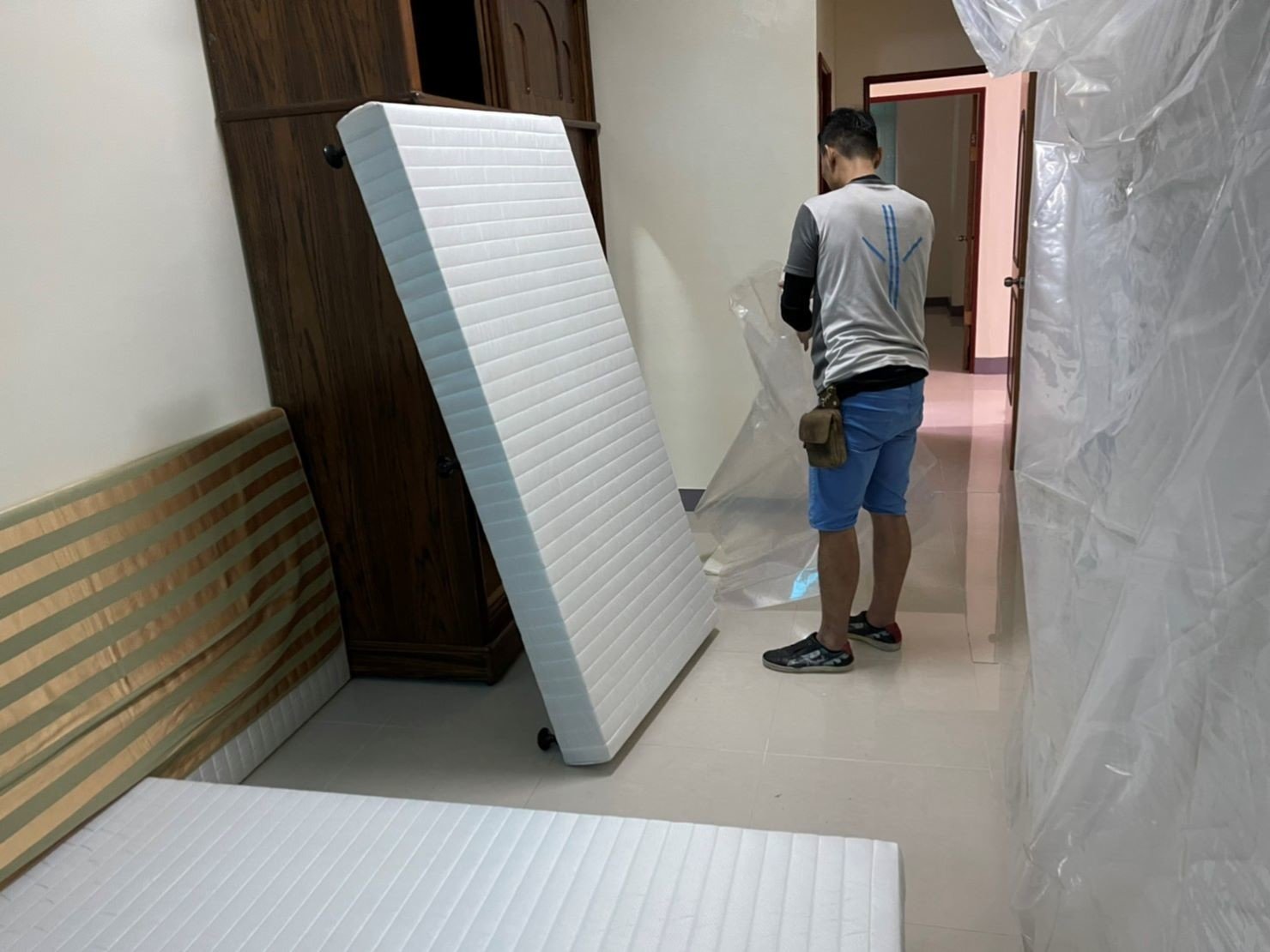 搬家公司推薦、新北搬家推薦【榮福搬家公司】南港搬家、桃園搬家公司推薦、台北搬家公司推薦、搬家具、冰箱搬運、基隆搬家、搬家電、床墊搬運、搬公司行號、家庭搬家、搬鋼琴、搬工、搬運、搬家紙箱、跨縣市搬家、家具搬運、搬冰箱、搬床墊、搬家車、搬家、搬家估價、搬家首選、搬遷,針對顧客都秉持以用心實在專業搬家技巧,搬家實在用心值得您的信賴與選擇。歡迎來電咨詢02-2651-2727,榮福搬家有專員立即為您服務。 搬家公司推薦、新北搬家推薦【榮福搬家公司】南港搬家、桃園搬家公司推薦、台北搬家公司推薦、搬家具、冰箱搬運、基隆搬家、搬家電、床墊搬運、搬公司行號、家庭搬家、搬鋼琴、搬工、搬運、搬家紙箱、跨縣市搬家、家具搬運、搬冰箱、搬床墊、搬家車、搬家、搬家估價、搬家首選、搬遷,針對顧客都秉持以用心實在專業搬家技巧,搬家實在用心值得您的信賴與選擇。歡迎來電咨詢02-2651-2727,榮福搬家有專員立即為您服務。