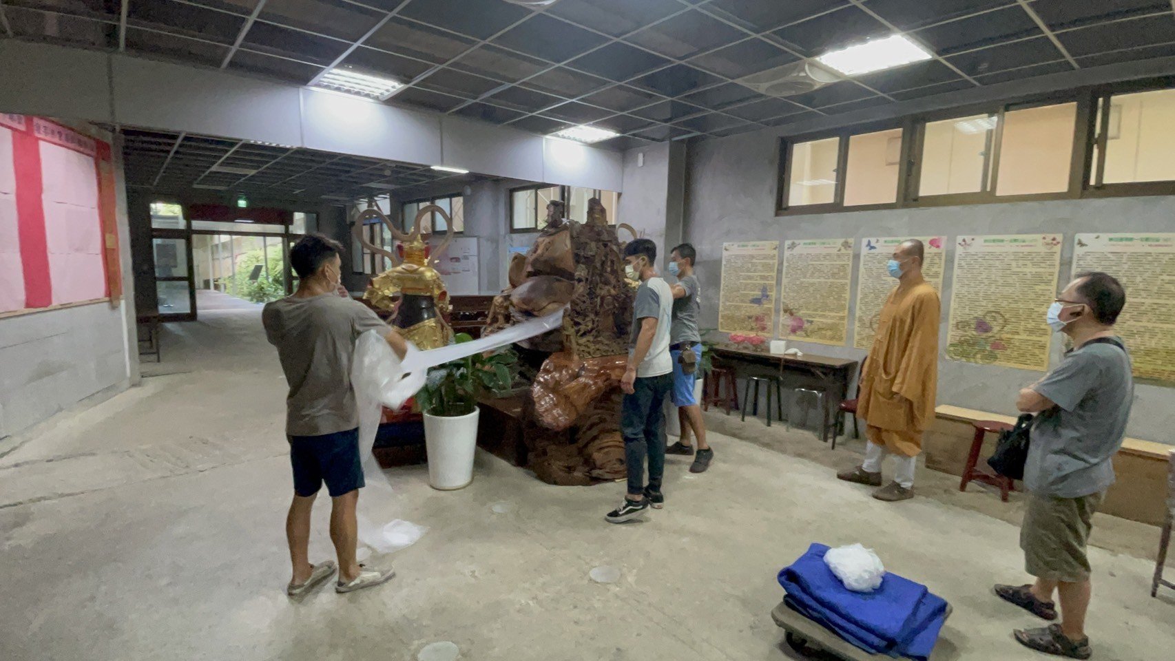 搬家首選【榮福搬家公司】木雕刻品、木雕神像、木雕刻藝術品、樹瘤佛像、宗教文物、佛具用品、檜木雕刻佛像、佛具用品店搬運、佛禪搬運、跨縣市搬家、搬工計時、搬大型佛像、搬大型重物、特殊重物搬運、用心防護、精緻包裝、搬重物技巧、新北搬家公司推薦、搬家車、搬家公司、基隆搬家、南港搬家、桃園搬家公司推薦、台北搬家公司推薦:大台北搬家,精緻包裝搬運「細膩包裝、專業搬運、用心服務、以客為尊」是榮福搬家公司的宗旨與精神。歡迎立即來電02-2651-2727專人服務。 搬家首選【榮福搬家公司】木雕刻品、木雕神像、木雕刻藝術品、樹瘤佛像、宗教文物、佛具用品、檜木雕刻佛像、佛具用品店搬運、佛禪搬運、跨縣市搬家、搬工計時、搬大型佛像、搬大型重物、特殊重物搬運、用心防護、精緻包裝、搬重物技巧、新北搬家公司推薦、搬家車、搬家公司、基隆搬家、南港搬家、桃園搬家公司推薦、台北搬家公司推薦:大台北搬家,精緻包裝搬運「細膩包裝、專業搬運、用心服務、以客為尊」是榮福搬家公司的宗旨與精神。歡迎立即來電02-2651-2727專人服務。