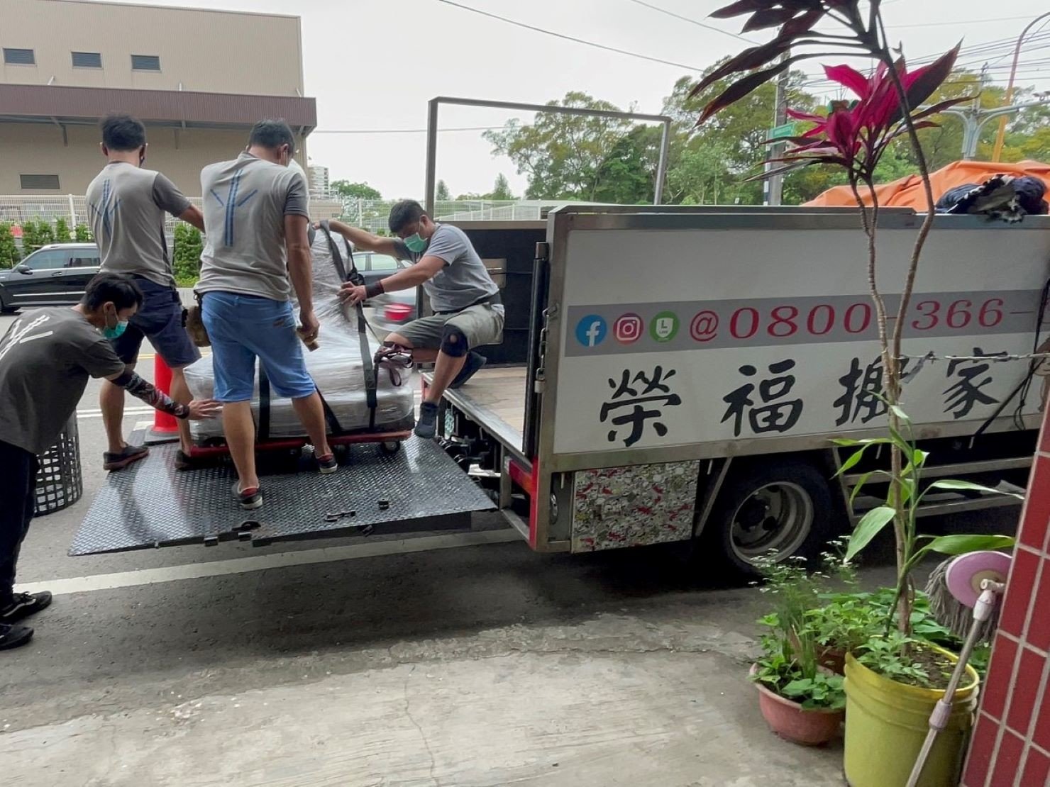 搬家首選【榮福搬家公司】四面佛像搬家|四面佛精緻包裝|泰國財神搬家|泰國財神精緻包裝|泰國四面佛搬運|石雕佛像精緻包裝|玉雕神像精緻包裝|木雕神像精緻包裝|特殊重物神像搬運|廟宇喬遷搬運|神社喬遷搬運|神尊搬運|喬遷搬家首選|特殊重物神像搬運|特殊重物佛像搬運、用心防護、精緻包裝、搬重物技巧、新北搬家公司推薦、搬家車、搬家公司、基隆搬家、南港搬家、桃園搬家公司推薦、台北搬家公司推薦:大台北搬家,精緻包裝搬運「細膩包裝、專業搬運、用心服務、以客為尊」是榮福搬家公司的宗旨與精神。歡迎立即來電02-2651-2727專人服務。 搬家首選【榮福搬家公司】四面佛像搬家|四面佛精緻包裝|泰國財神搬家|泰國財神精緻包裝|泰國四面佛搬運|石雕佛像精緻包裝|玉雕神像精緻包裝|木雕神像精緻包裝|特殊重物神像搬運|廟宇喬遷搬運|神社喬遷搬運|神尊搬運|喬遷搬家首選|特殊重物神像搬運|特殊重物佛像搬運、用心防護、精緻包裝、搬重物技巧、新北搬家公司推薦、搬家車、搬家公司、基隆搬家、南港搬家、桃園搬家公司推薦、台北搬家公司推薦:大台北搬家,精緻包裝搬運「細膩包裝、專業搬運、用心服務、以客為尊」是榮福搬家公司的宗旨與精神。歡迎立即來電02-2651-2727專人服務。