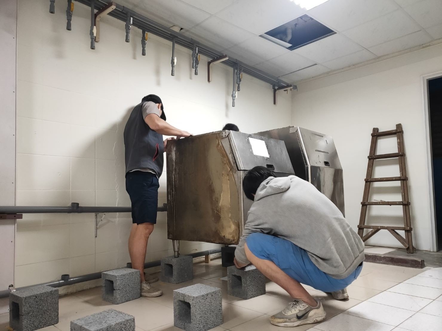店面搬遷、重物搬運、搬生財器具、大型廚房設備搬運【榮福搬家公司】搬製冰機、搬臥式冰櫃、廠房遷移、中央廚房搬遷、搬洗衣機、搬披薩窯、精搬金庫、搬保險櫃、精搬魚缸、精搬鋼琴、廚具設備搬運、搬工計時、人力搬運、搬運、床墊搬運、搬營業用冰箱、冰箱搬運、搬家首選、吊掛搬運、搬公司行號、特殊重物搬運、專搬重物、新北搬家推薦、搬家公司、基隆搬家、南港搬家、桃園搬家公司、台北搬家公司推薦:大台北搬家,精緻包裝搬運「細膩包裝、專業搬運、用心服務、以客為尊」是榮福搬家公司的宗旨與精神。歡迎立即來電02-2651-2727專人服務。 店面搬遷、重物搬運、搬生財器具、大型廚房設備搬運【榮福搬家公司】搬製冰機、搬臥式冰櫃、廠房遷移、中央廚房搬遷、搬洗衣機、搬披薩窯、精搬金庫、搬保險櫃、精搬魚缸、精搬鋼琴、廚具設備搬運、搬工計時、人力搬運、搬運、床墊搬運、搬營業用冰箱、冰箱搬運、搬家首選、吊掛搬運、搬公司行號、特殊重物搬運、專搬重物、新北搬家推薦、搬家公司、基隆搬家、南港搬家、桃園搬家公司、台北搬家公司推薦:大台北搬家,精緻包裝搬運「細膩包裝、專業搬運、用心服務、以客為尊」是榮福搬家公司的宗旨與精神。歡迎立即來電02-2651-2727專人服務。