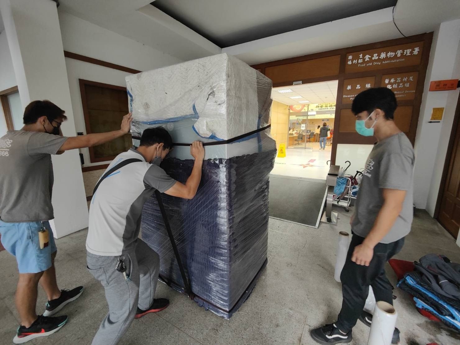專搬生醫設備、搬精密儀器、實驗室冷凍櫃搬運、生技實驗設備、台北搬實驗設備、南港搬實驗設備、新北搬實驗設備、雙北搬實驗設備、汐止搬實驗設備、中永和搬實驗設備、板橋搬實驗設備、五股搬實驗設備、基隆搬實驗設備、桃園搬實驗設備、搬生醫設備推薦【榮福搬家】擁有各式各樣特殊重物搬運的經驗,用心實在給予最佳搬運服務,特殊重物搬運唯一首選榮福搬家公司。 專搬生醫設備、搬精密儀器、實驗室冷凍櫃搬運、生技實驗設備、台北搬實驗設備、南港搬實驗設備、新北搬實驗設備、雙北搬實驗設備、汐止搬實驗設備、中永和搬實驗設備、板橋搬實驗設備、五股搬實驗設備、基隆搬實驗設備、桃園搬實驗設備、搬生醫設備推薦【榮福搬家】擁有各式各樣特殊重物搬運的經驗,用心實在給予最佳搬運服務,特殊重物搬運唯一首選榮福搬家公司。