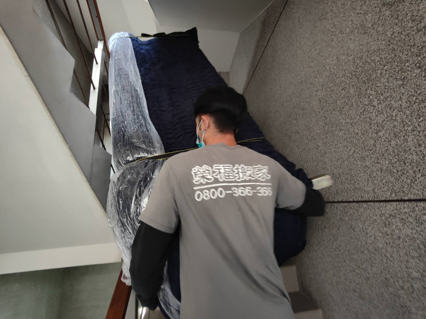 專人到府打包、尺寸較大家具以樓梯搬運作業、歐美規格沙發以樓梯搬運、搬家公司推薦、新北搬家公司推薦【榮福搬家公司】基隆搬家、南港搬家、桃園搬家公司推薦、家庭搬家、精緻搬家、精緻包裝、打包裝箱、跨縣市搬家、貴重家具精緻包裝、人工搬運、搬家具、白土報紙、搬家首選、搬家紙箱、氣泡捲、膠膜、黃色透明膠帶、大型家具搬運、台北搬家公司推薦:大台北搬家,精緻包裝搬運「細膩包裝、專業搬運、用心服務、以客為尊」是榮福搬家公司的宗旨與精神。歡迎立即來電02-2651-2727專人服務。 專人到府打包、尺寸較大家具以樓梯搬運作業、歐美規格沙發以樓梯搬運、搬家公司推薦、新北搬家公司推薦【榮福搬家公司】基隆搬家、南港搬家、桃園搬家公司推薦、家庭搬家、精緻搬家、精緻包裝、打包裝箱、跨縣市搬家、貴重家具精緻包裝、人工搬運、搬家具、白土報紙、搬家首選、搬家紙箱、氣泡捲、膠膜、黃色透明膠帶、大型家具搬運、台北搬家公司推薦:大台北搬家,精緻包裝搬運「細膩包裝、專業搬運、用心服務、以客為尊」是榮福搬家公司的宗旨與精神。歡迎立即來電02-2651-2727專人服務。