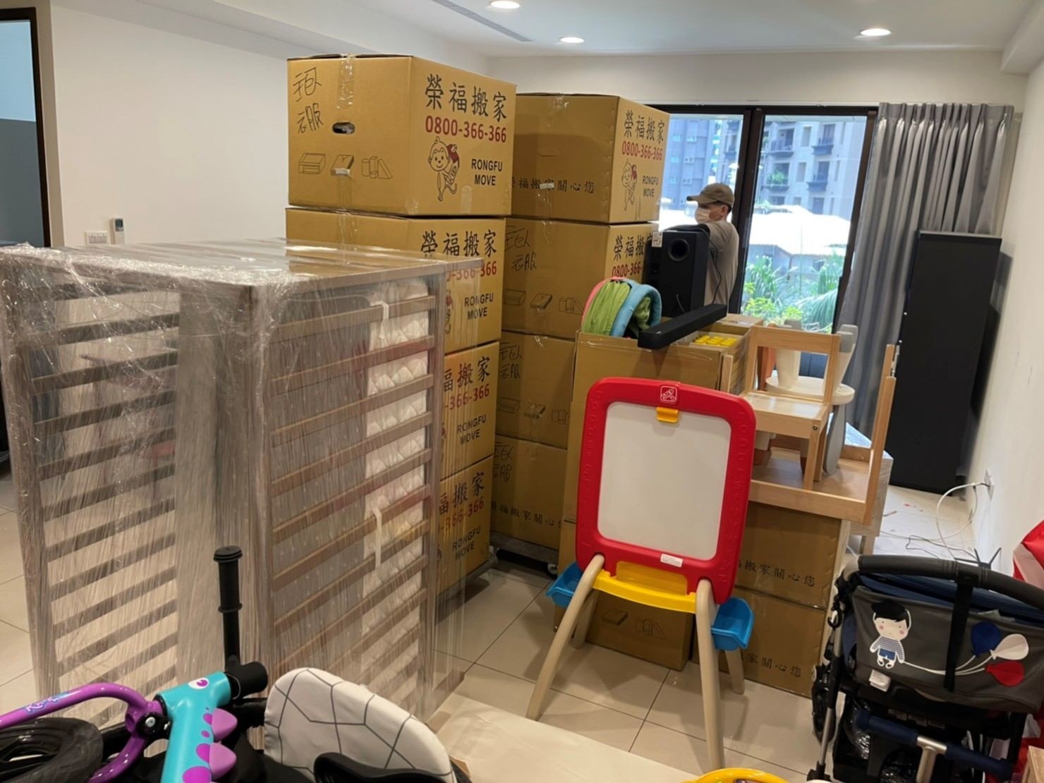 專人打包、搬家公司推薦、新北搬家公司推薦【榮福搬家公司】基隆搬家、南港搬家、桃園搬家公司推薦、家庭搬家、精緻搬家、精緻包裝、打包裝箱、跨縣市搬家、搬工計時、廚房家電包裝、廚房碗盤、人工搬運、搬家具、白土報紙、搬家首選、搬家紙箱、氣泡捲、膠膜、黃色透明膠帶、大型家具搬運、台北搬家公司推薦:大台北搬家,精緻包裝搬運「細膩包裝、專業搬運、用心服務、以客為尊」是榮福搬家公司的宗旨與精神。歡迎立即來電02-2651-2727專人服務。 專人打包、搬家公司推薦、新北搬家公司推薦【榮福搬家公司】基隆搬家、南港搬家、桃園搬家公司推薦、家庭搬家、精緻搬家、精緻包裝、打包裝箱、跨縣市搬家、搬工計時、廚房家電包裝、廚房碗盤、人工搬運、搬家具、白土報紙、搬家首選、搬家紙箱、氣泡捲、膠膜、黃色透明膠帶、大型家具搬運、台北搬家公司推薦:大台北搬家,精緻包裝搬運「細膩包裝、專業搬運、用心服務、以客為尊」是榮福搬家公司的宗旨與精神。歡迎立即來電02-2651-2727專人服務。