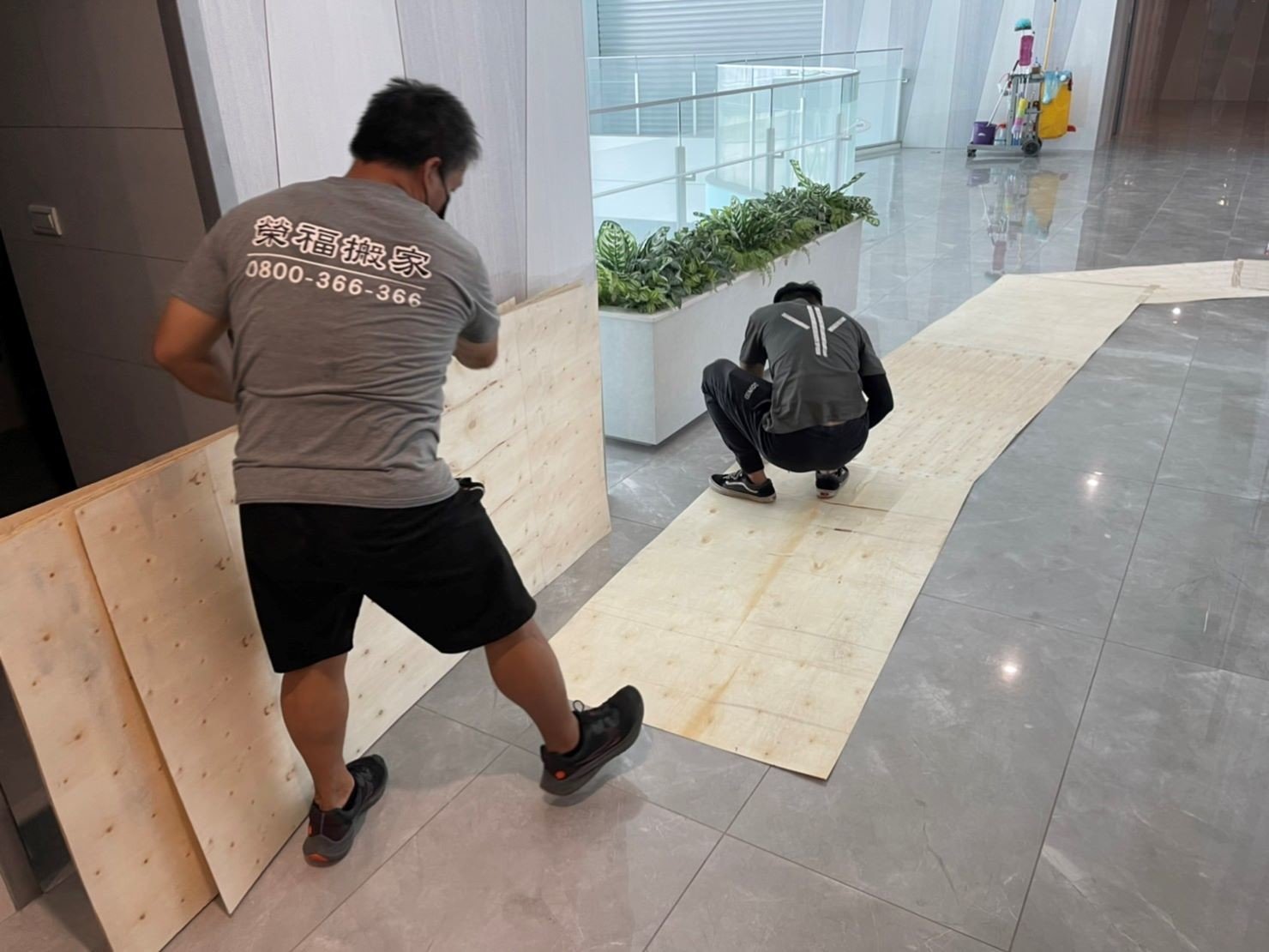 搬機器、搬設備、搬機器機櫃、搬UPS設備、搬電池櫃、搬旁路開關、搬重物【榮福搬家公司】、搬魚缸、搬鋼琴、搬金庫、人力搬運、搬按摩椅、搬家首選、吊掛搬運、吊金庫搬運、特殊重物搬運、單件重物搬運、搬醫療床、專搬重物、企業搬運服務、公司行號搬遷、搬遷、新北搬家公司推薦、搬家公司、基隆搬家、南港搬家、桃園搬家公司推薦、台北搬家公司推薦:大台北搬家,精緻包裝搬運「細膩包裝、專業搬運、用心服務、以客為尊」是榮福搬家公司的宗旨與精神。歡迎立即來電02-2651-2727專人服務。 搬機器、搬設備、搬機器機櫃、搬UPS設備、搬電池櫃、搬旁路開關、搬重物【榮福搬家公司】、搬魚缸、搬鋼琴、搬金庫、人力搬運、搬按摩椅、搬家首選、吊掛搬運、吊金庫搬運、特殊重物搬運、單件重物搬運、搬醫療床、專搬重物、企業搬運服務、公司行號搬遷、搬遷、新北搬家公司推薦、搬家公司、基隆搬家、南港搬家、桃園搬家公司推薦、台北搬家公司推薦:大台北搬家,精緻包裝搬運「細膩包裝、專業搬運、用心服務、以客為尊」是榮福搬家公司的宗旨與精神。歡迎立即來電02-2651-2727專人服務。