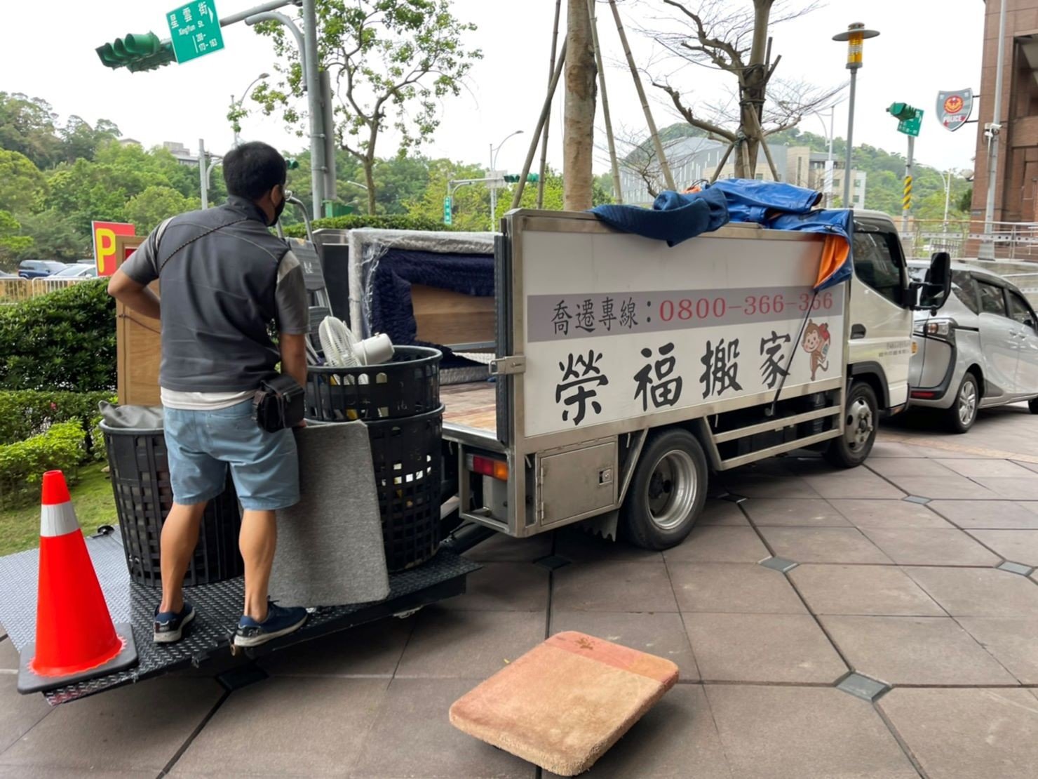 搬家公司推薦、新北搬家公司推薦【榮福搬家公司】口碑第一、搬家首選、南港搬家、桃園搬家公司推薦、台北搬家公司推薦、搬衣櫃、搬大型家具、搬家具、冰箱搬運、搬洗衣機、基隆搬家、搬家電、床墊搬運、搬金庫、搬保險櫃、搬公司行號、大型廚具搬運、各式各樣機台搬運、搬冷凍櫃、搬運動器材、店面搬遷、廠房遷移、百貨專櫃進撤櫃、家庭搬家、搬鋼琴、搬工計時、搬工服務、人力搬運、搬運、跨縣市搬家、重物搬運、魚缸搬運、搬按摩椅、搬電動醫療床、搬神桌、單件家具運送、吊家具搬運、搬家紙箱,針對顧客都秉持以用心實在專業搬家技巧,搬家實在用心值得您的信賴與選擇。歡迎來電咨詢02-2651-2727,榮福搬家有專員立即為您服務。系統式家具拆裝找專業的榮福搬家就對了。 搬家公司推薦、新北搬家公司推薦【榮福搬家公司】口碑第一、搬家首選、南港搬家、桃園搬家公司推薦、台北搬家公司推薦、搬衣櫃、搬大型家具、搬家具、冰箱搬運、搬洗衣機、基隆搬家、搬家電、床墊搬運、搬金庫、搬保險櫃、搬公司行號、大型廚具搬運、各式各樣機台搬運、搬冷凍櫃、搬運動器材、店面搬遷、廠房遷移、百貨專櫃進撤櫃、家庭搬家、搬鋼琴、搬工計時、搬工服務、人力搬運、搬運、跨縣市搬家、重物搬運、魚缸搬運、搬按摩椅、搬電動醫療床、搬神桌、單件家具運送、吊家具搬運、搬家紙箱,針對顧客都秉持以用心實在專業搬家技巧,搬家實在用心值得您的信賴與選擇。歡迎來電咨詢02-2651-2727,榮福搬家有專員立即為您服務。系統式家具拆裝找專業的榮福搬家就對了。